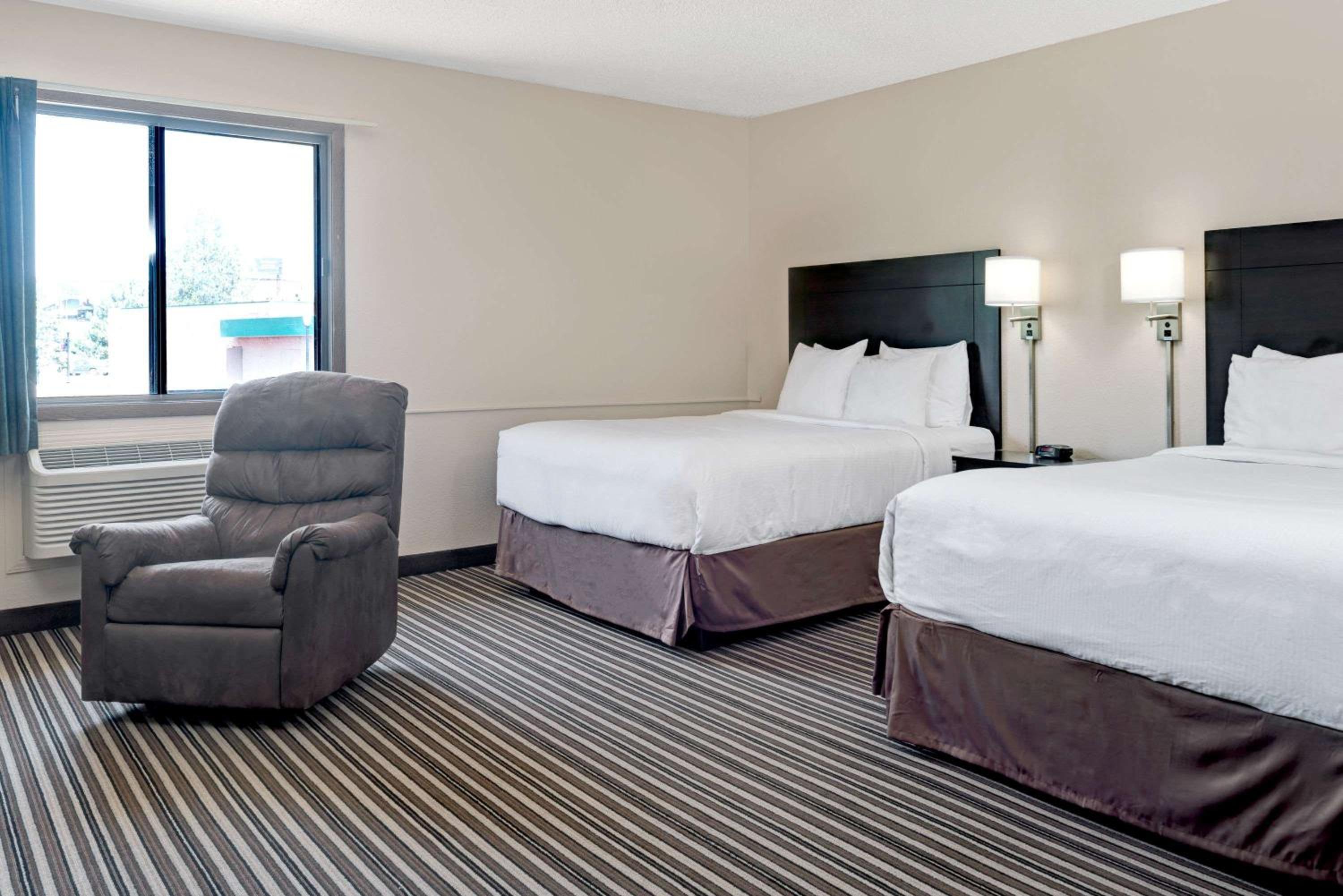 Queen Room with Two Queen Beds - Non-Smoking - Photo 5