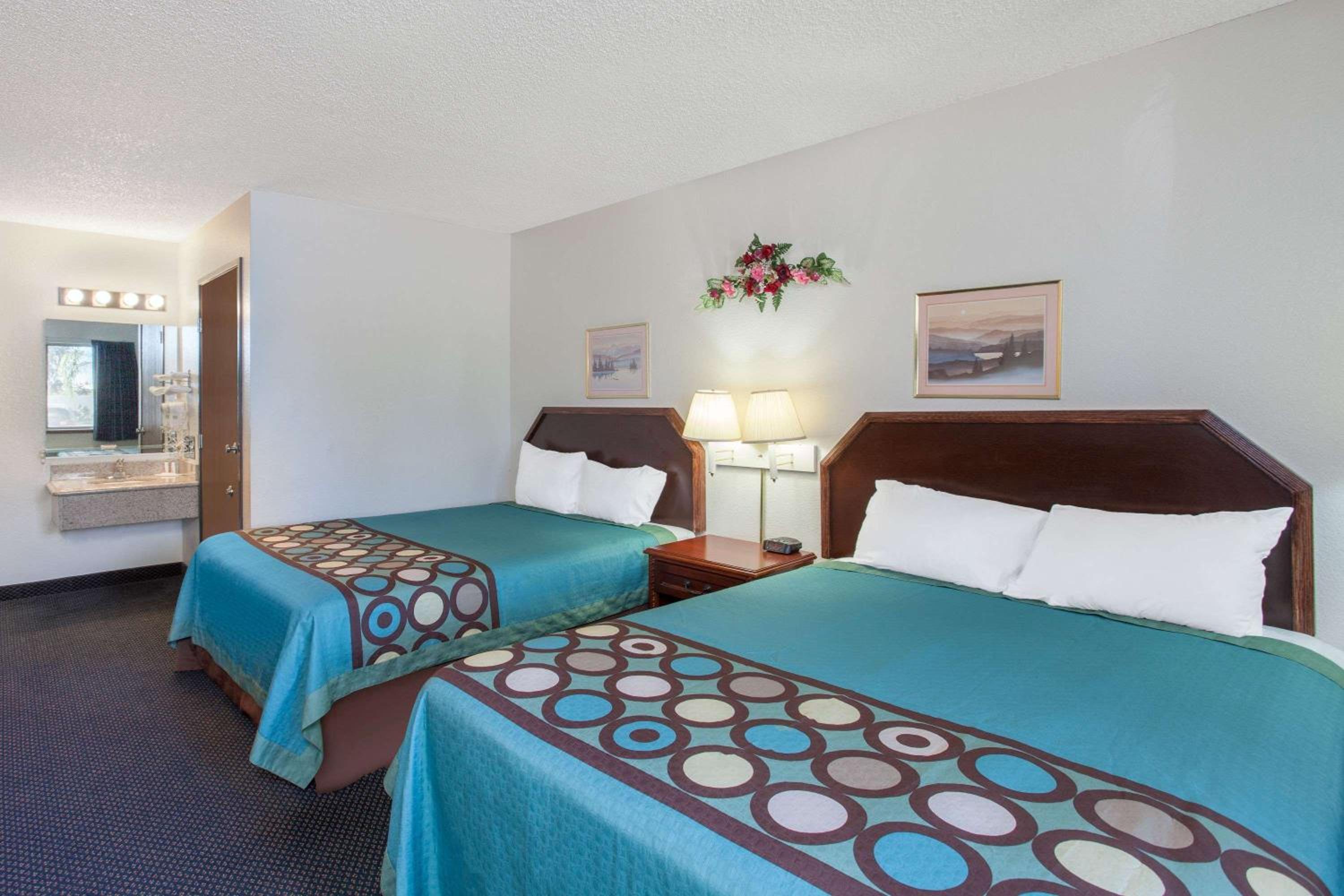Queen Room with Two Queen Beds - Non-Smoking photo 2