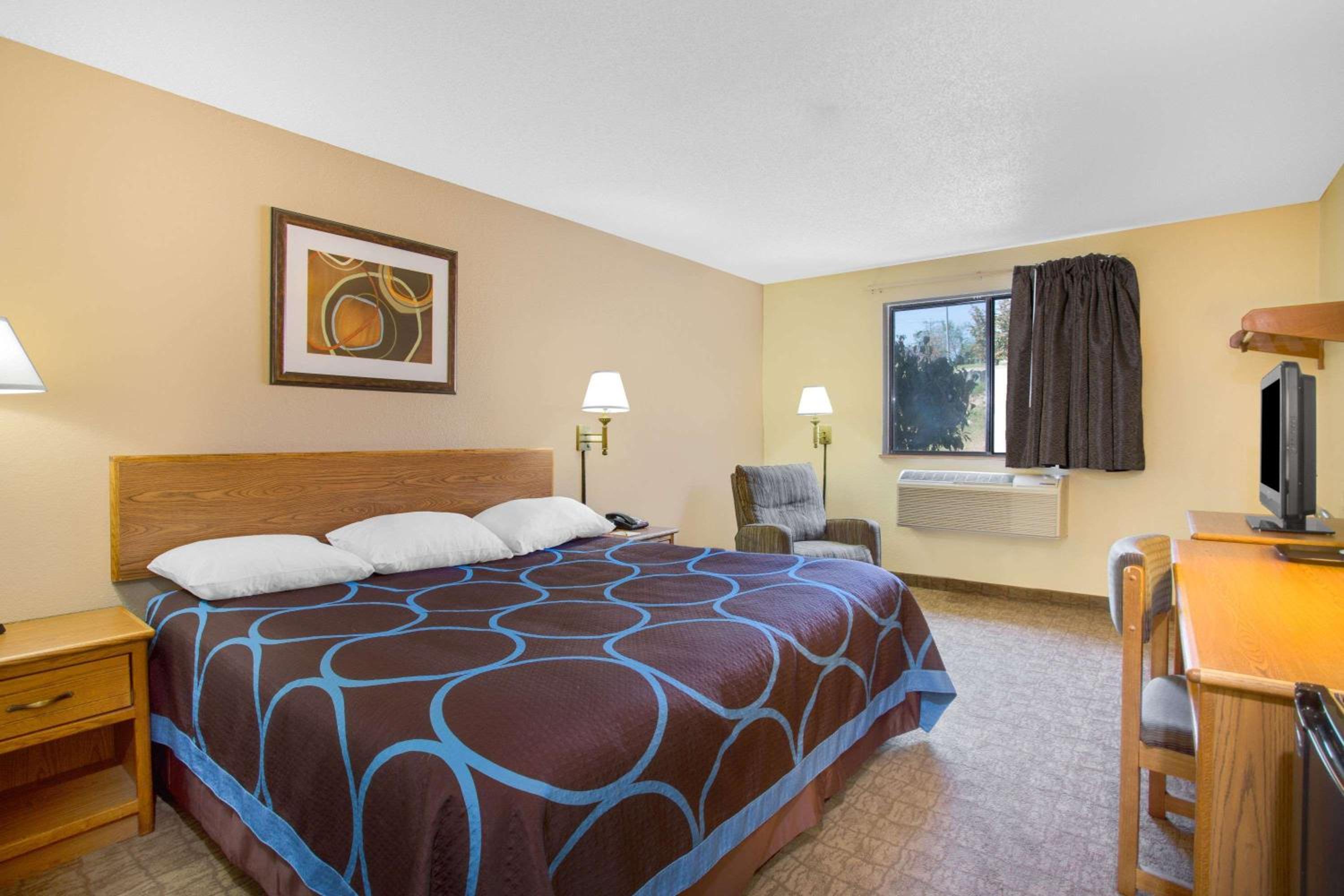King Room - Non-Smoking - Photo 4