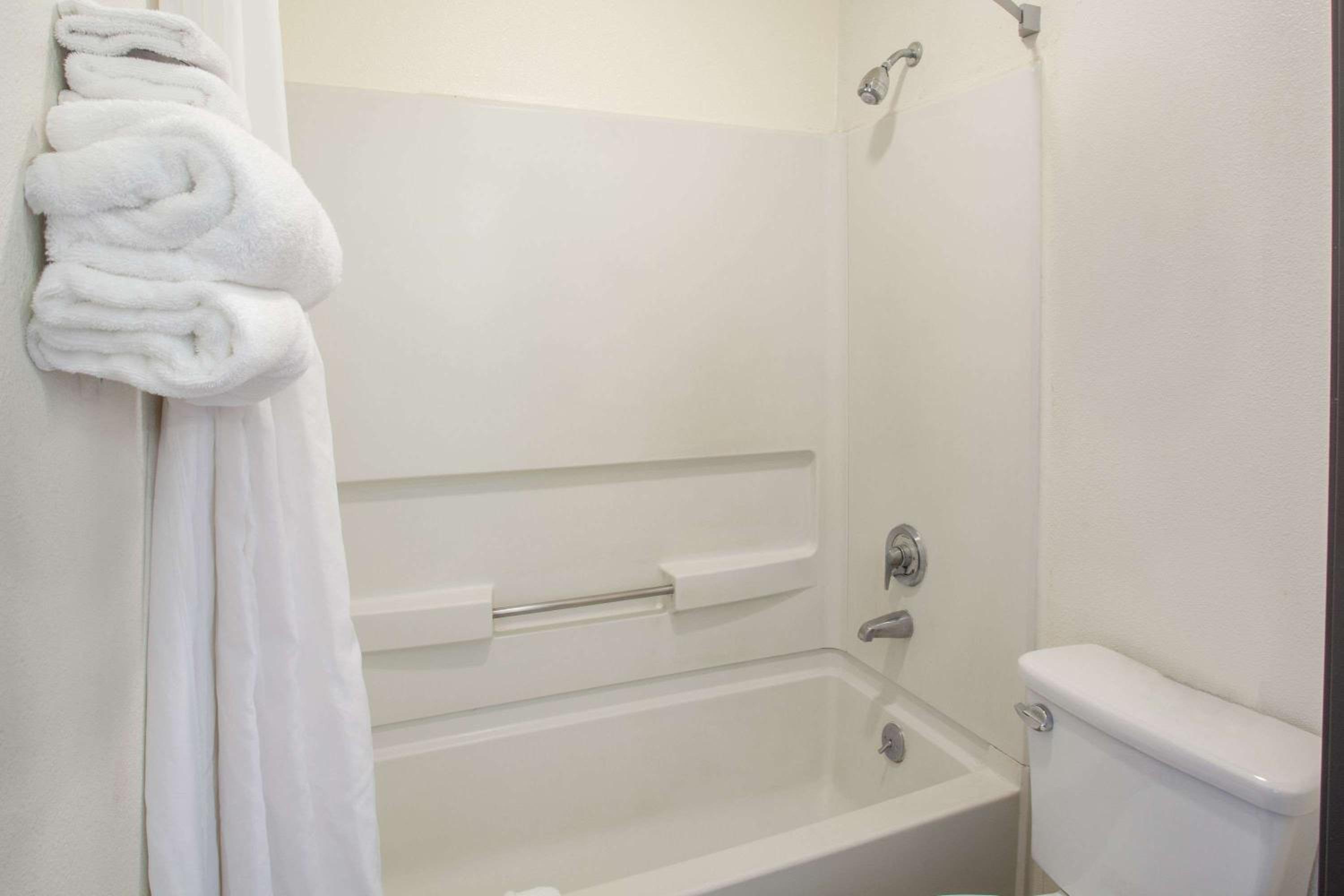 King Room with Mobility/Hearing Impaired Access - Non-Smoking photo 2