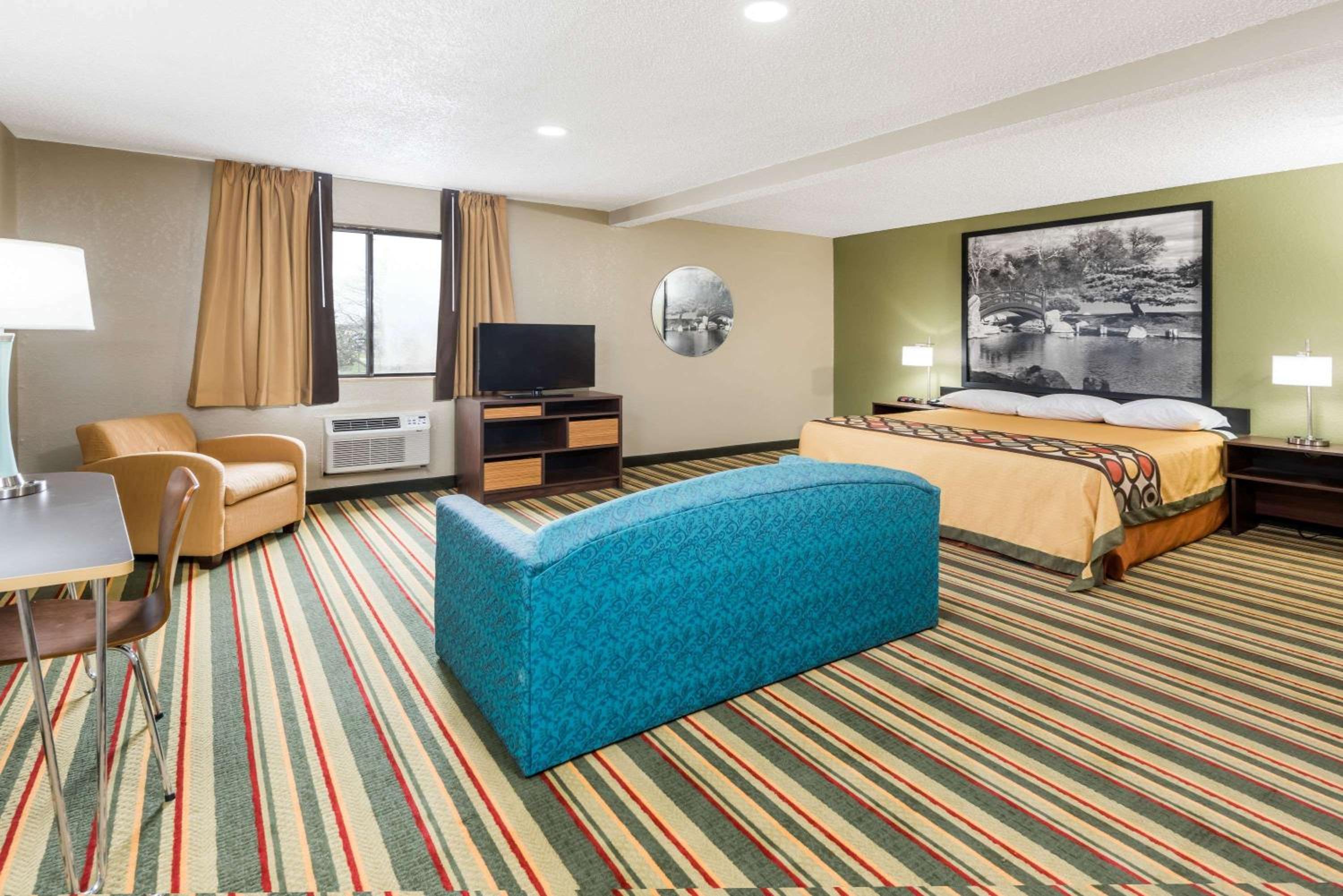 King Suite- Non-Smoking - Photo 3