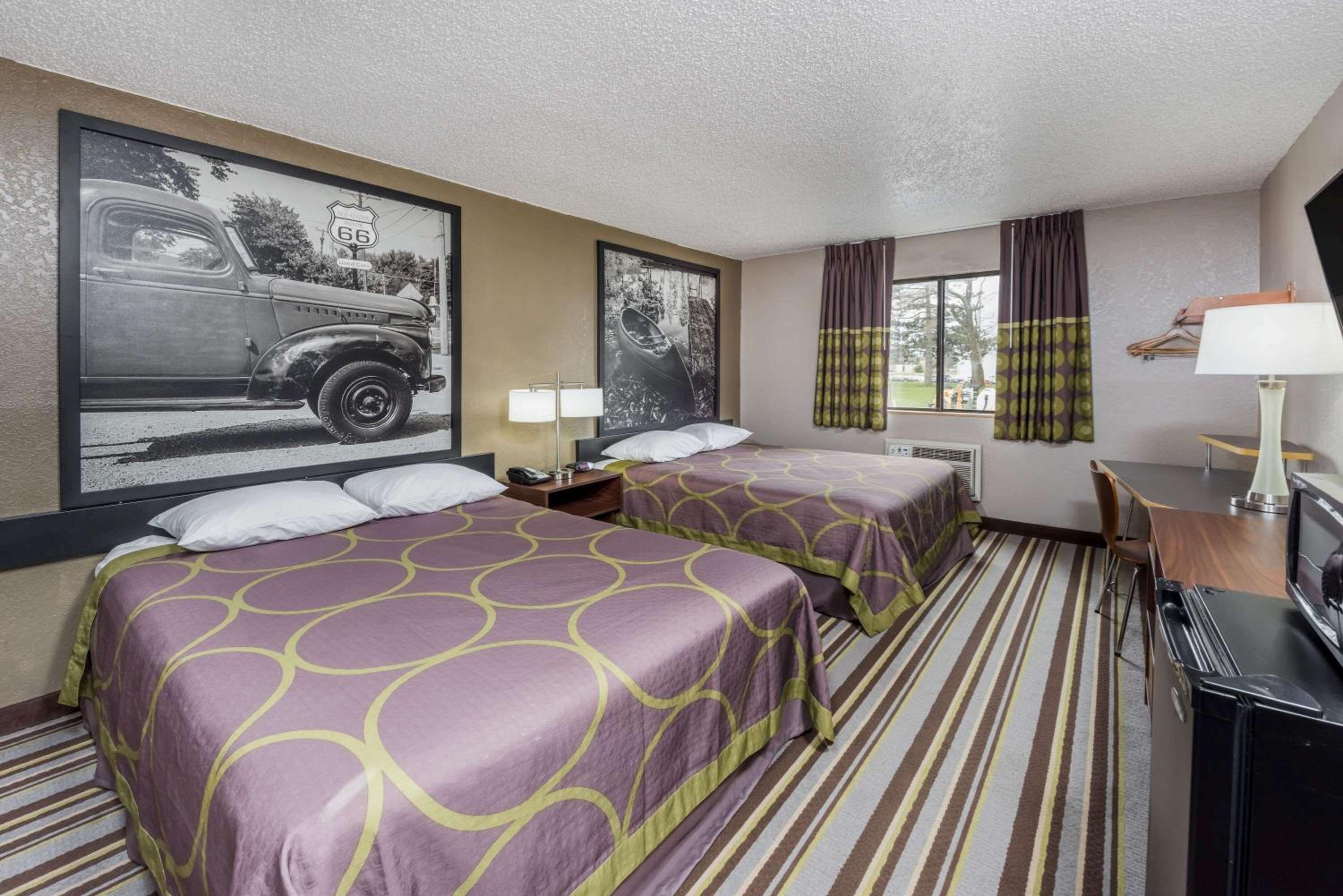 Queen Room with Two Queen Beds - Non-Smoking - Photo 4