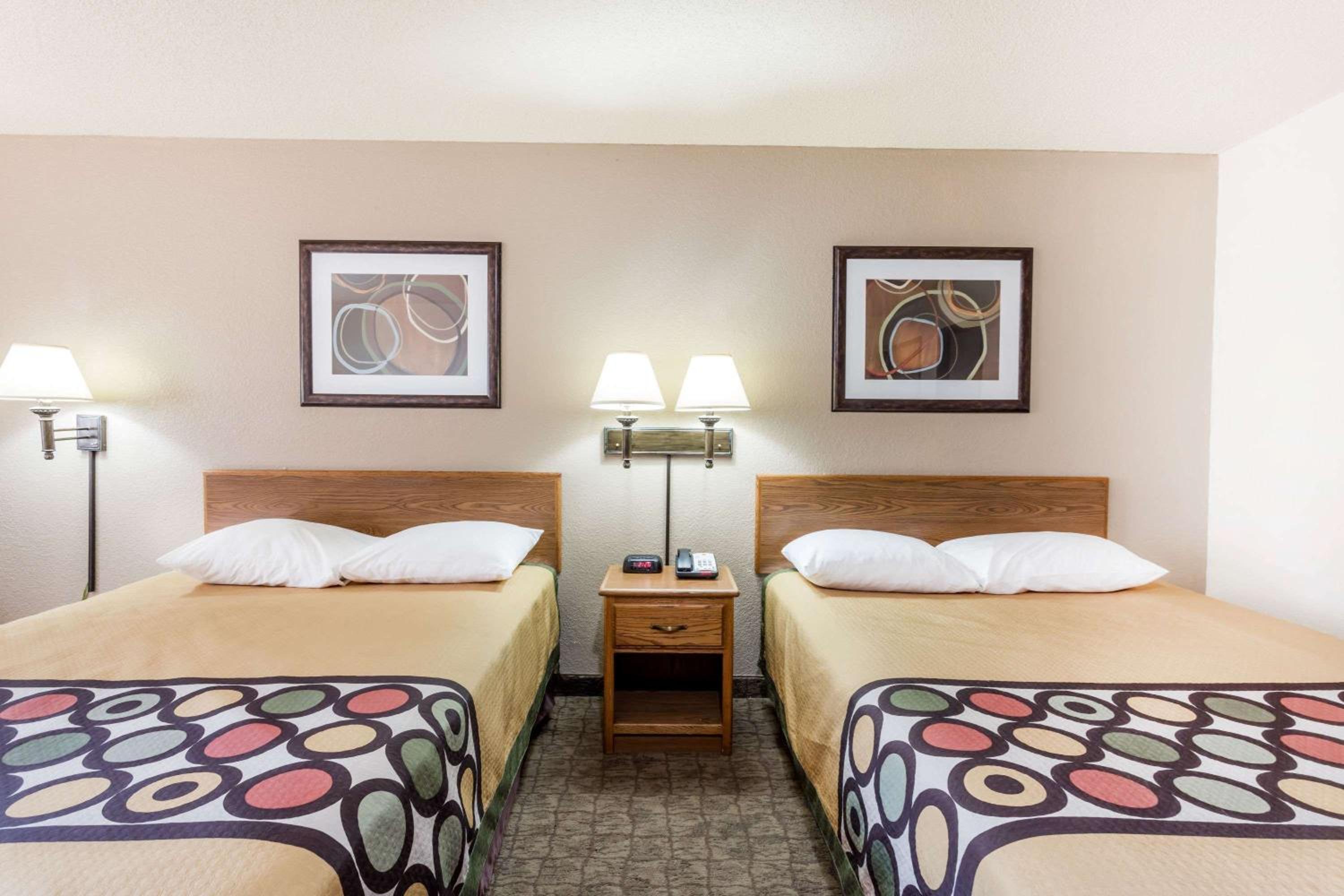 Double Room with Two Double Beds - Non-Smoking - Photo 2