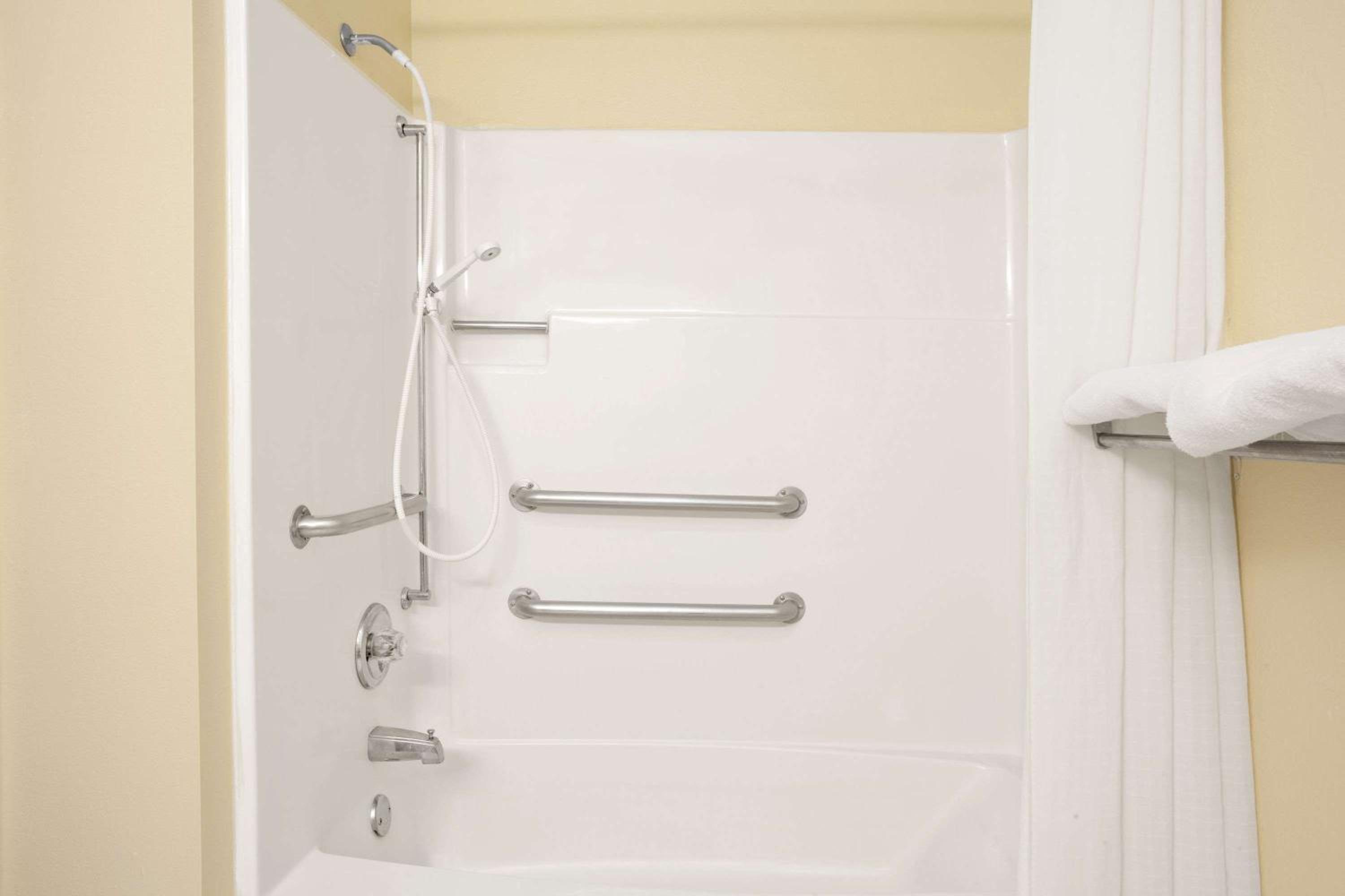 Queen Room with One Queen Bed and Bathtub with Grab Bars - Non-Smoking - Photo 5