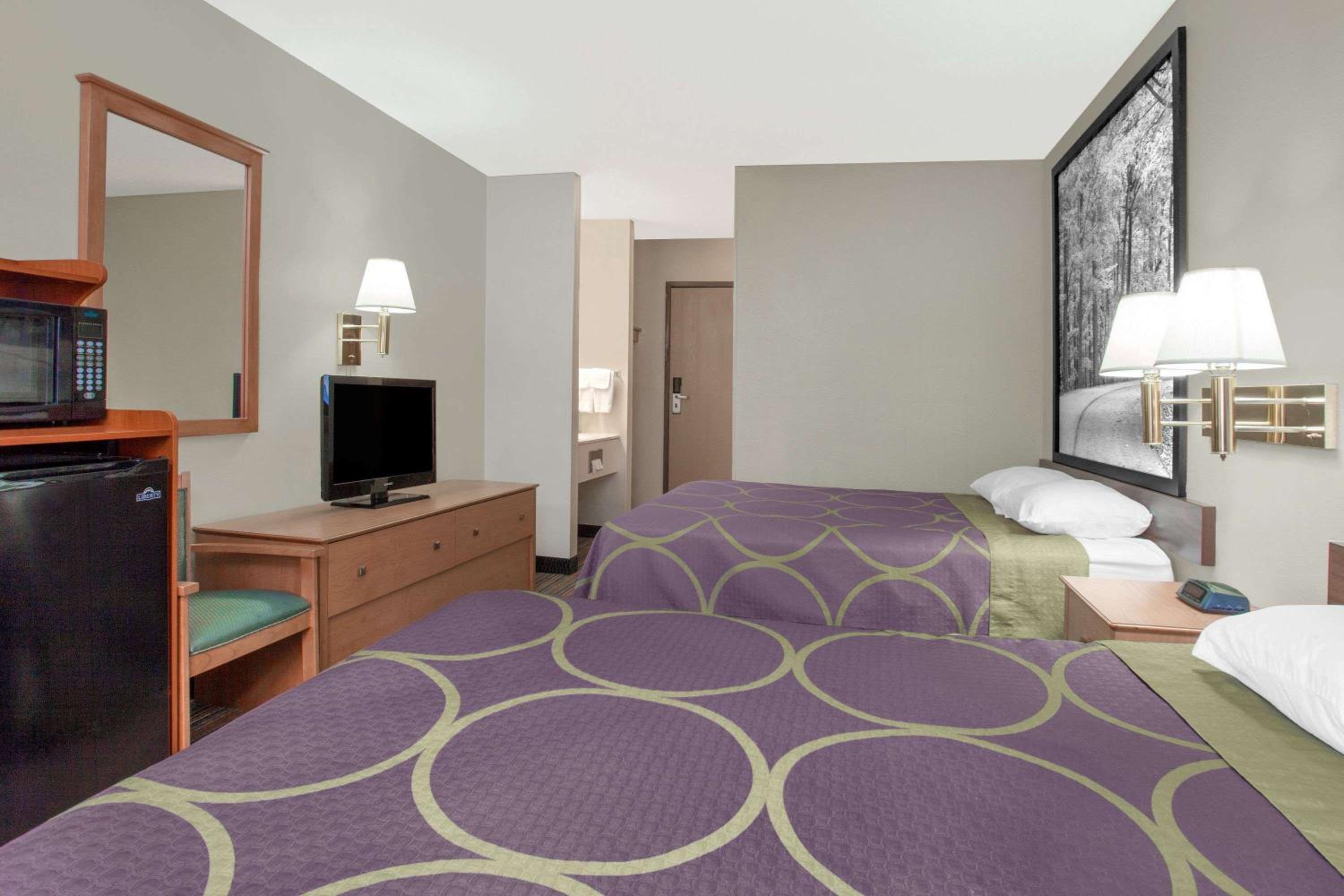 Queen Room with Two Queen Beds - Non-Smoking - Photo 6