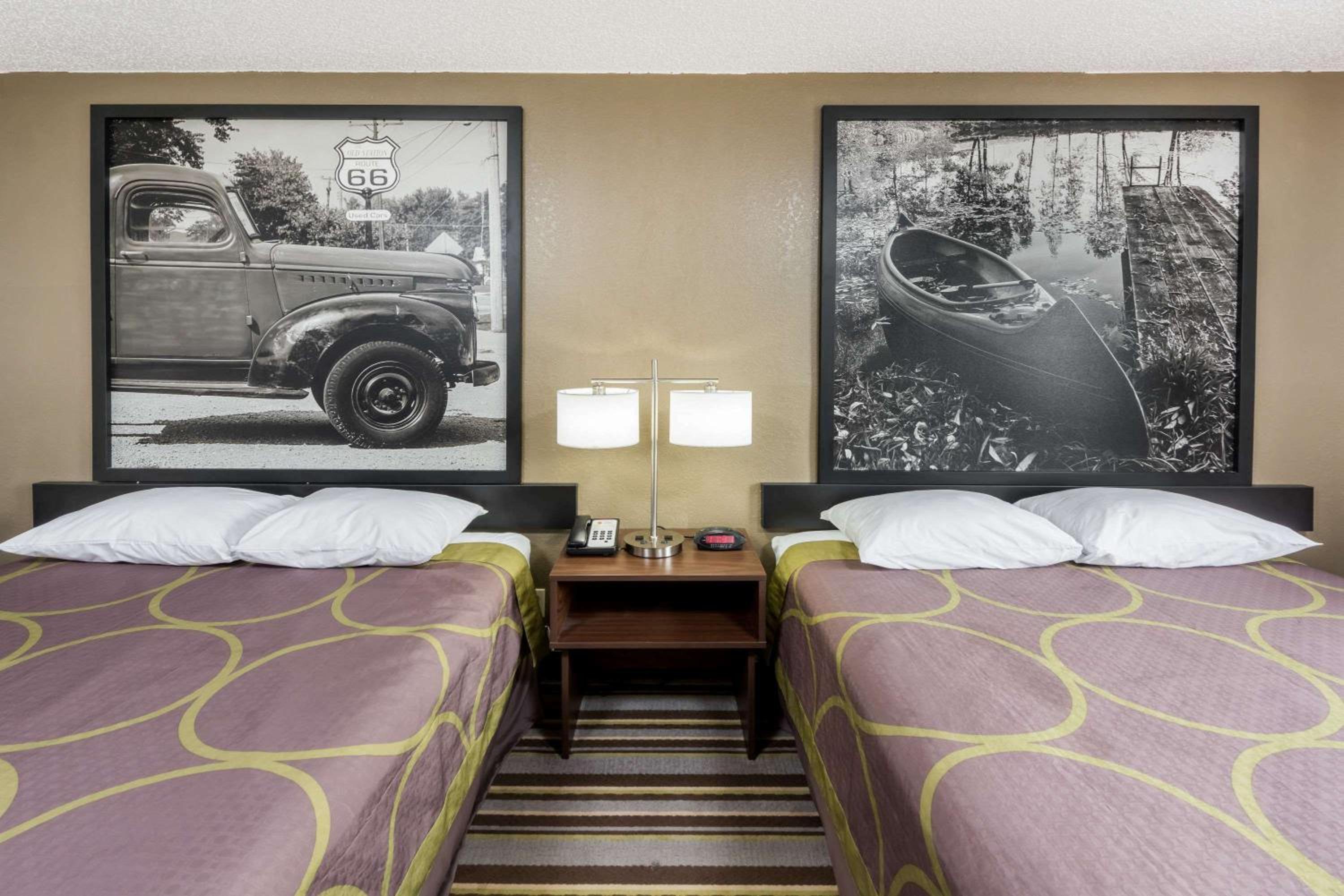 Queen Room with Two Queen Beds - Non-Smoking - Photo 5