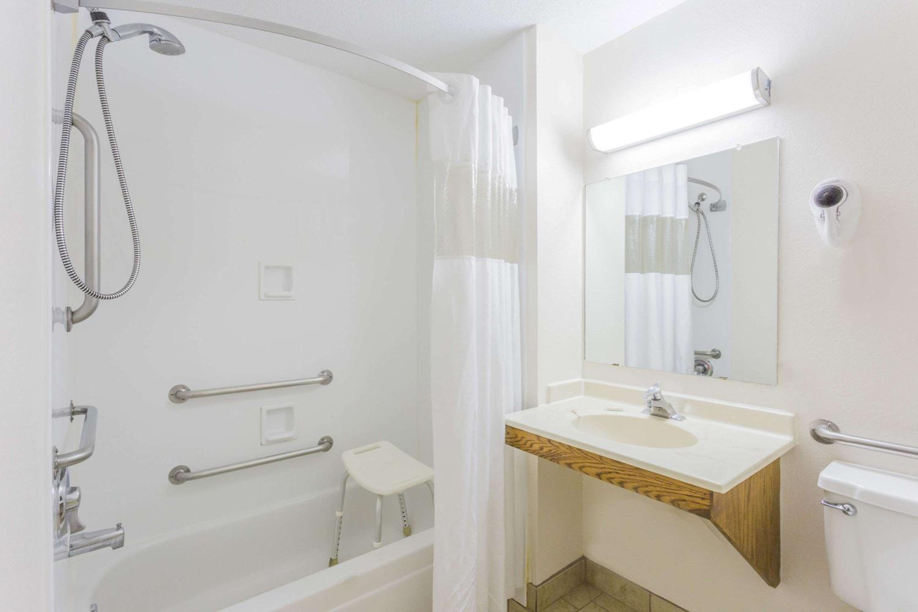 Queen Room - Mobility Access/Non-Smoking - Photo 5