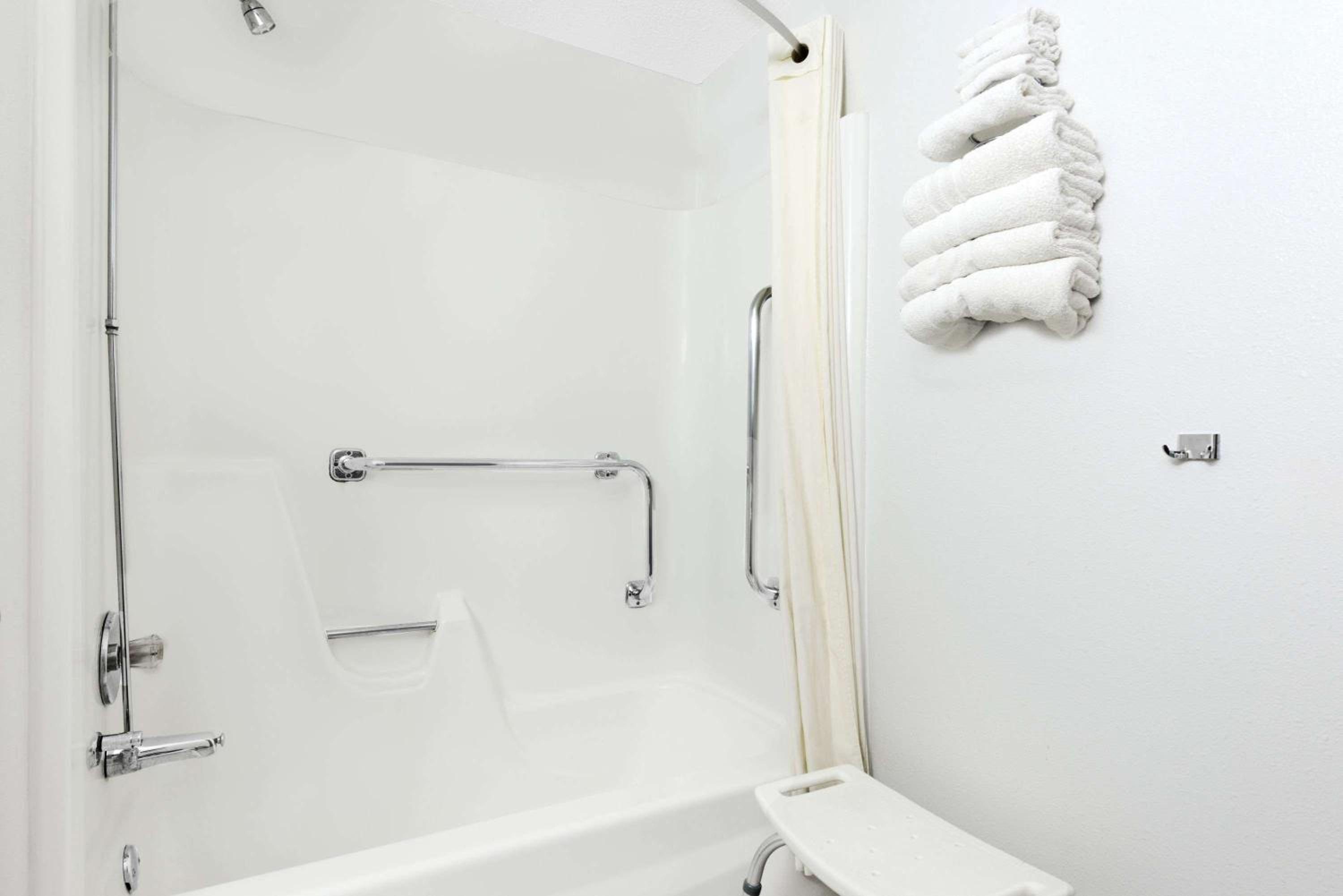 Queen Room - Disability Access/Non-Smoking