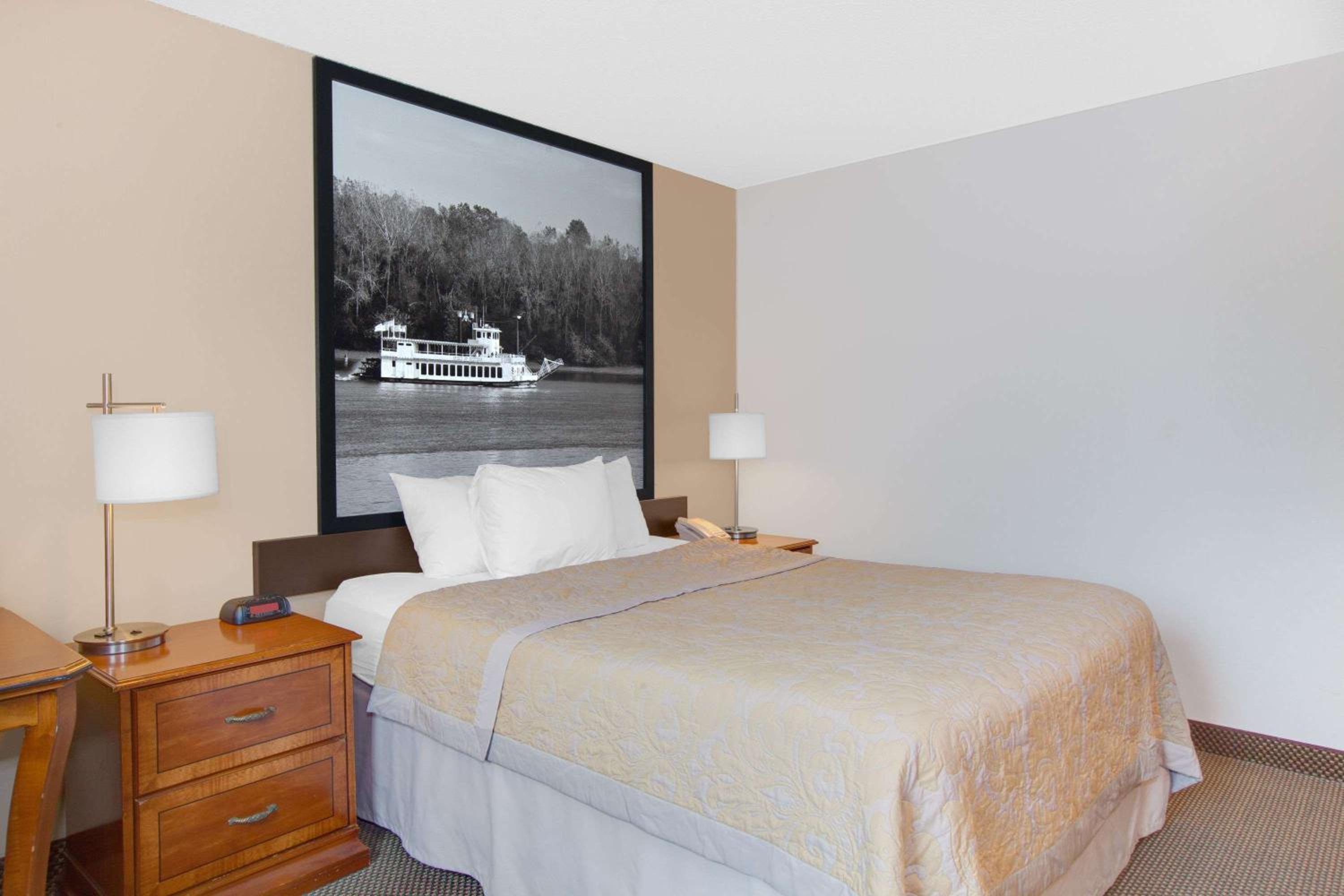 Queen Room - Mobility Access/Non-Smoking - Photo 1