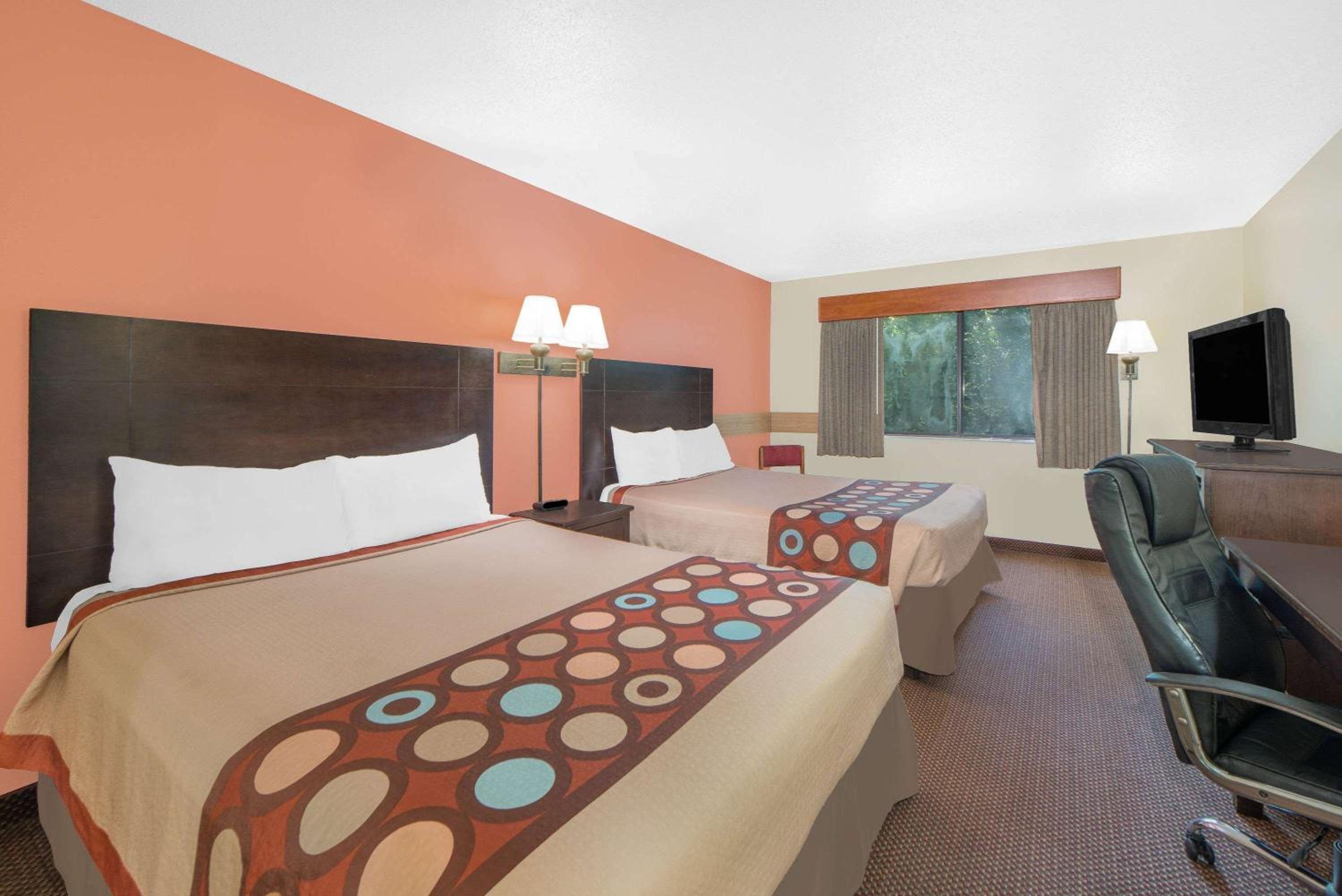 Queen Room with Two Queen Beds - Non-Smoking - Photo 6