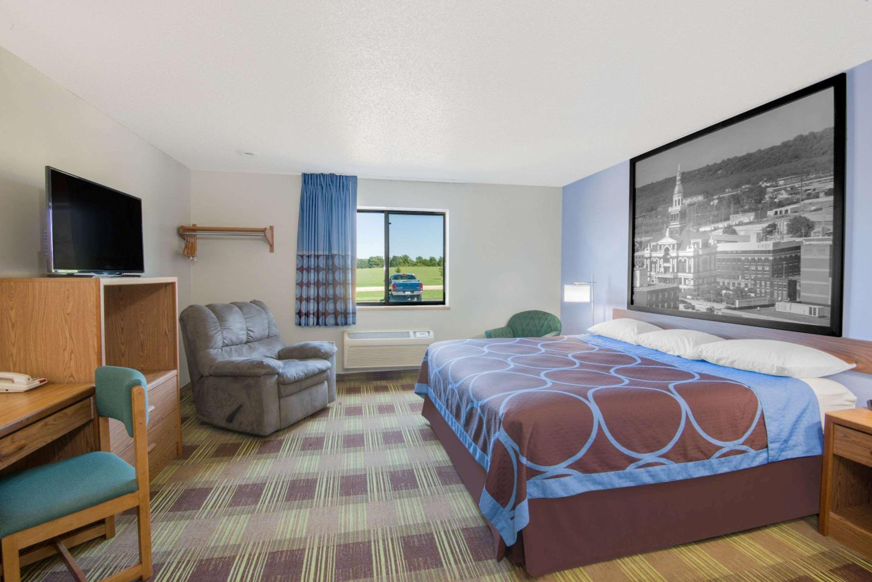 Deluxe King Suite - Photo 1
