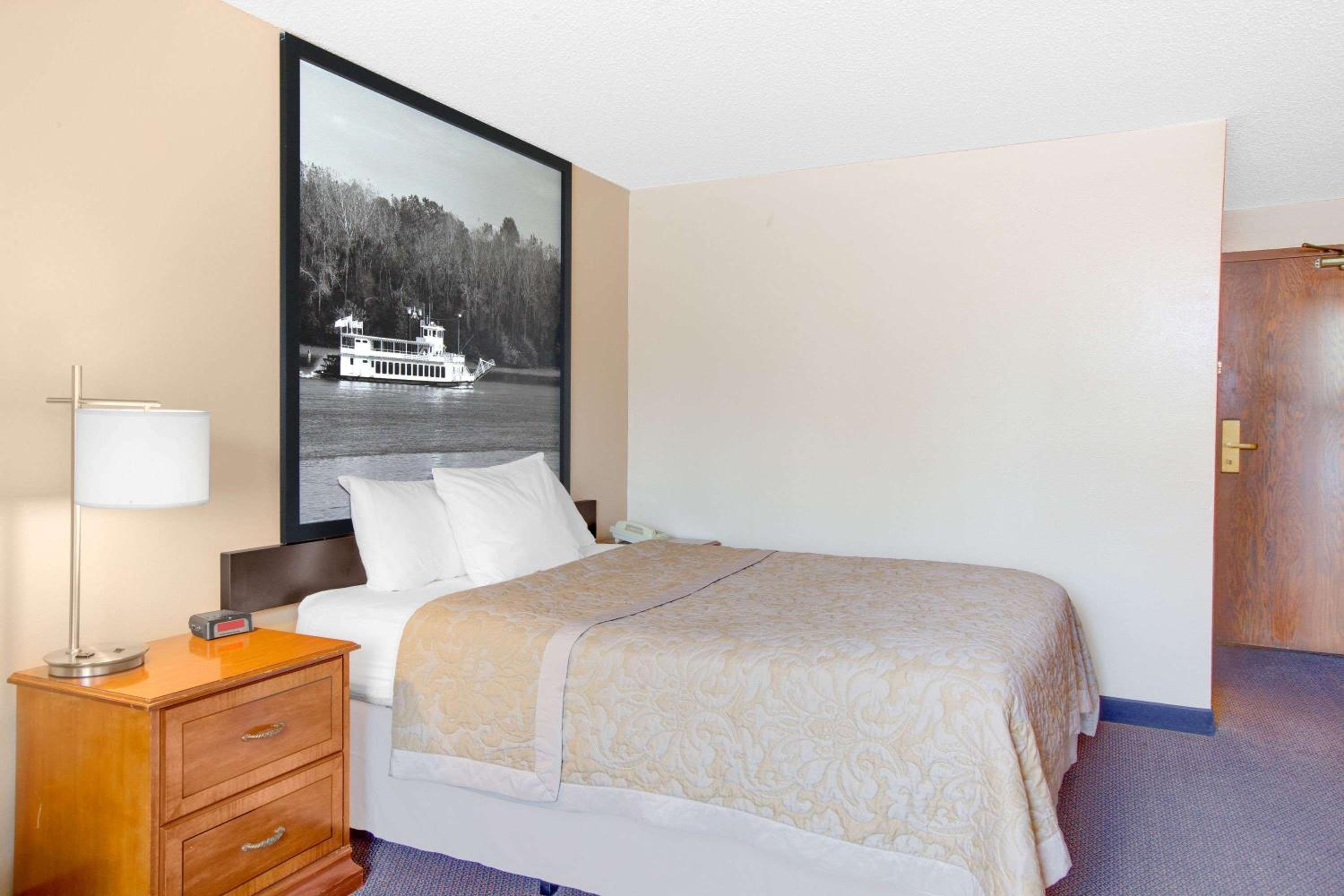 Queen Room - Non-Smoking - Photo 12