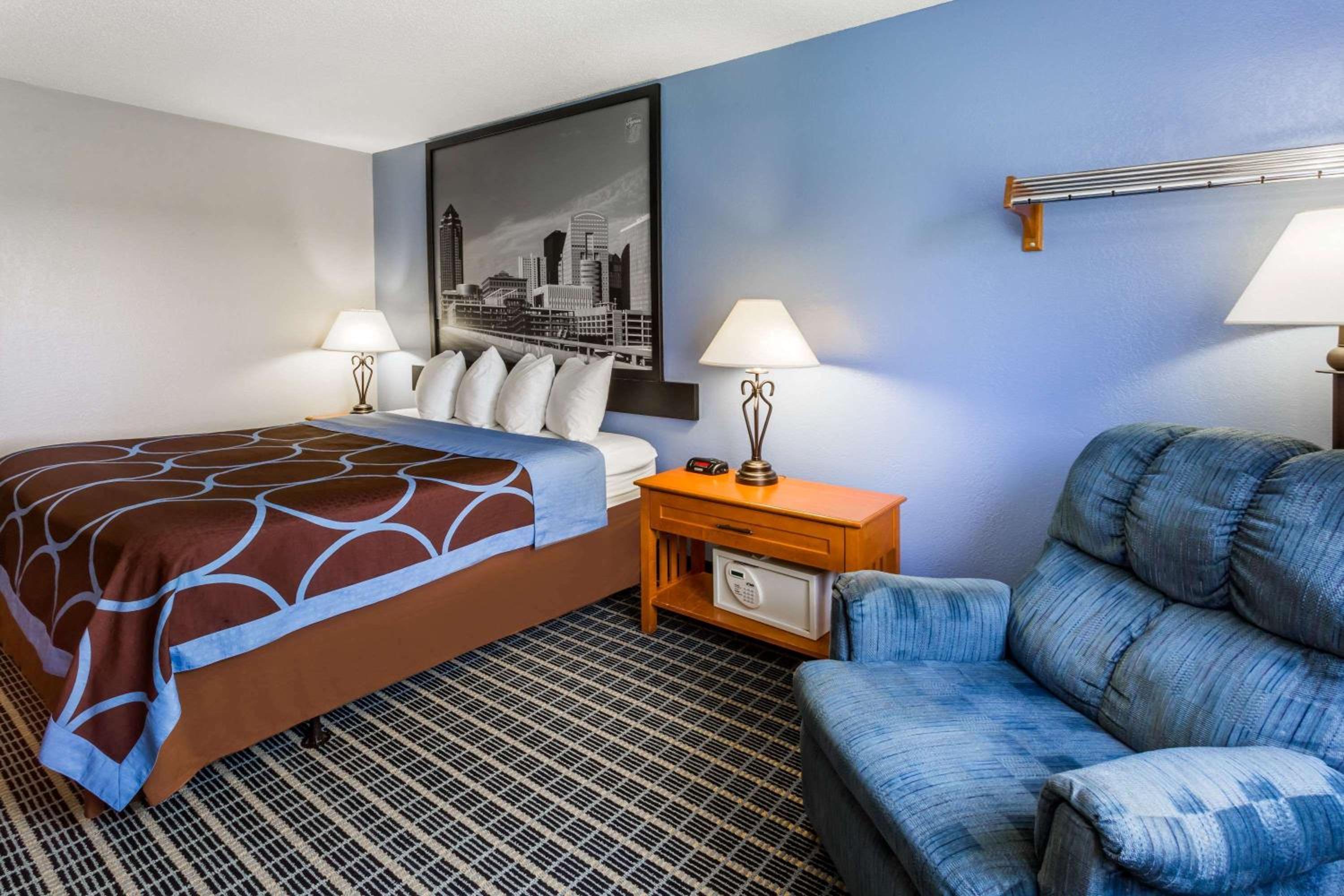 King Room - Non-Smoking - Photo 2