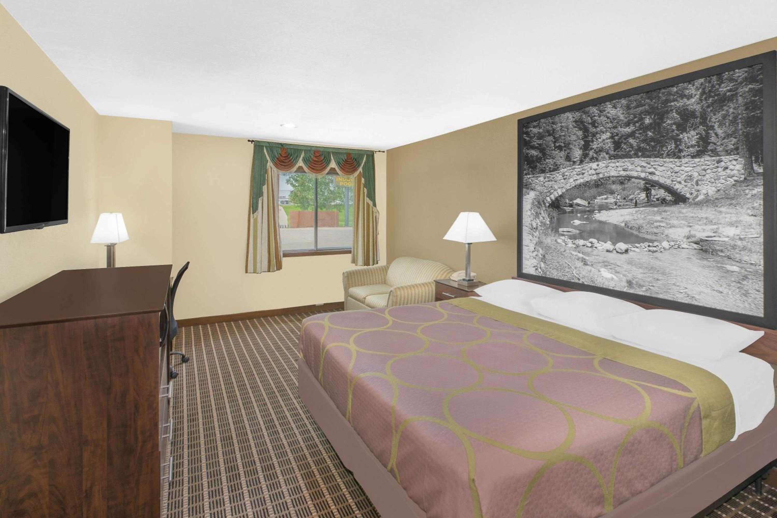 Queen Room - Non-Smoking photo 3