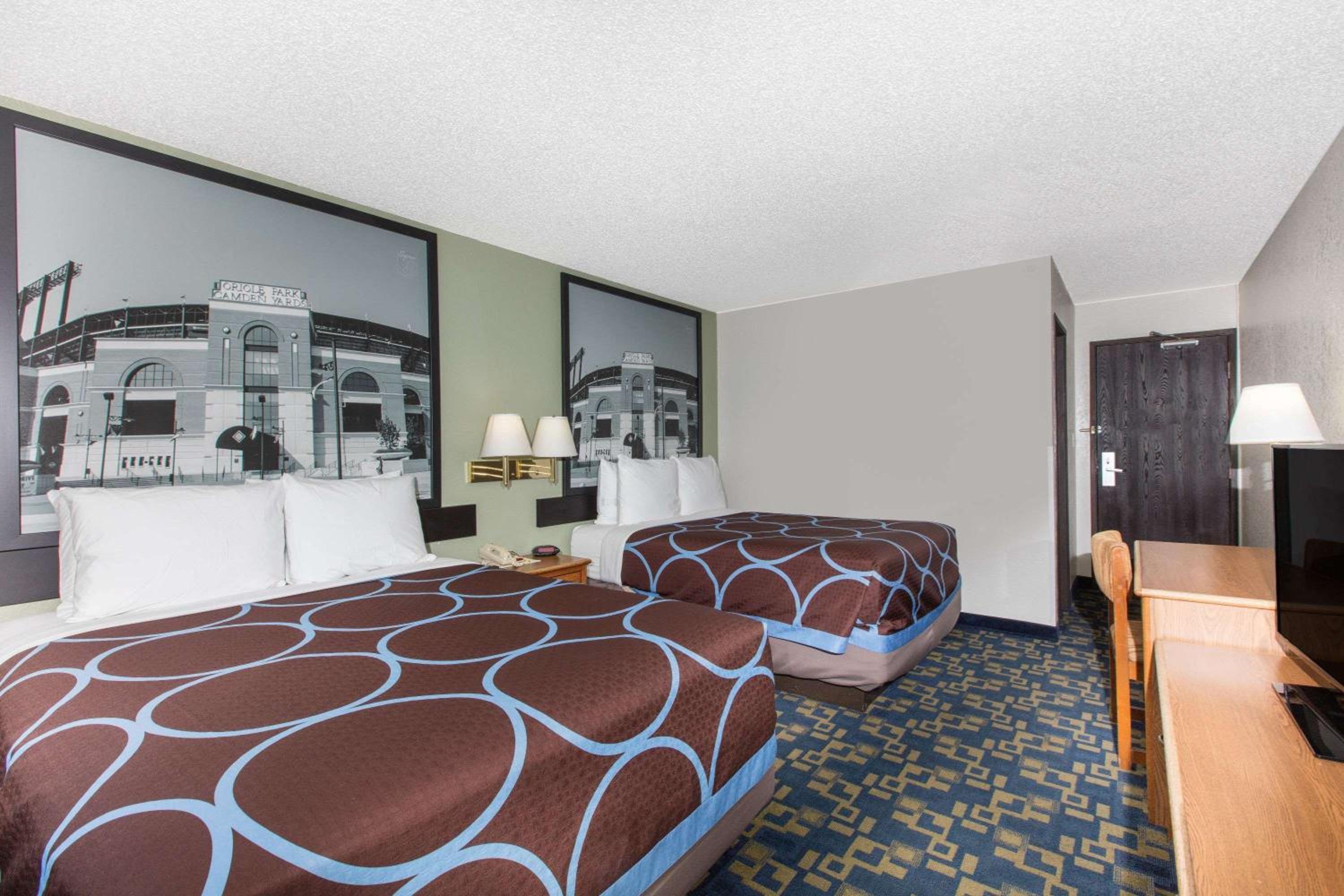 Queen Room with Two Queen Beds - Smoking photo 3