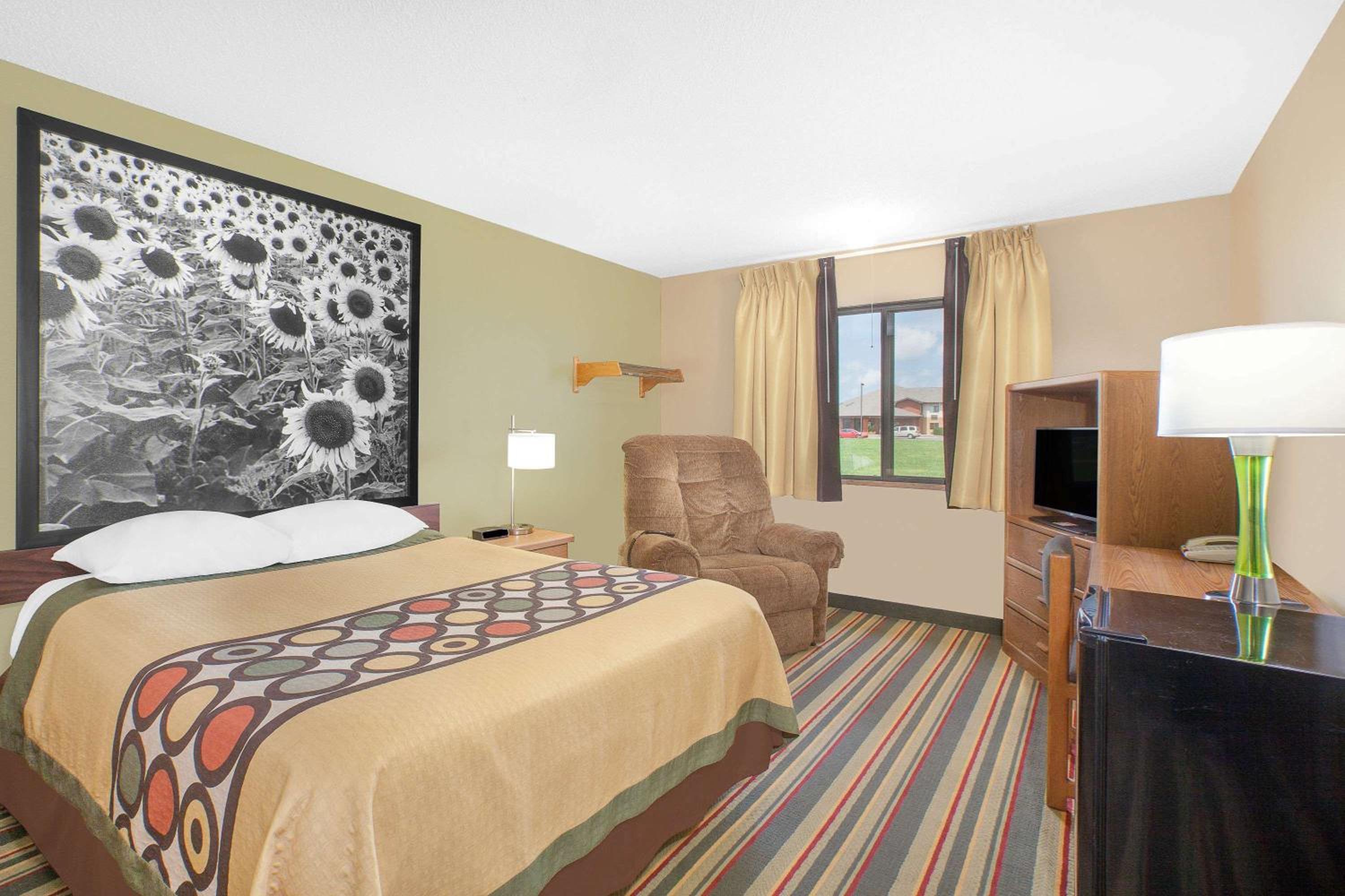 King Room - Non-Smoking - Photo 4