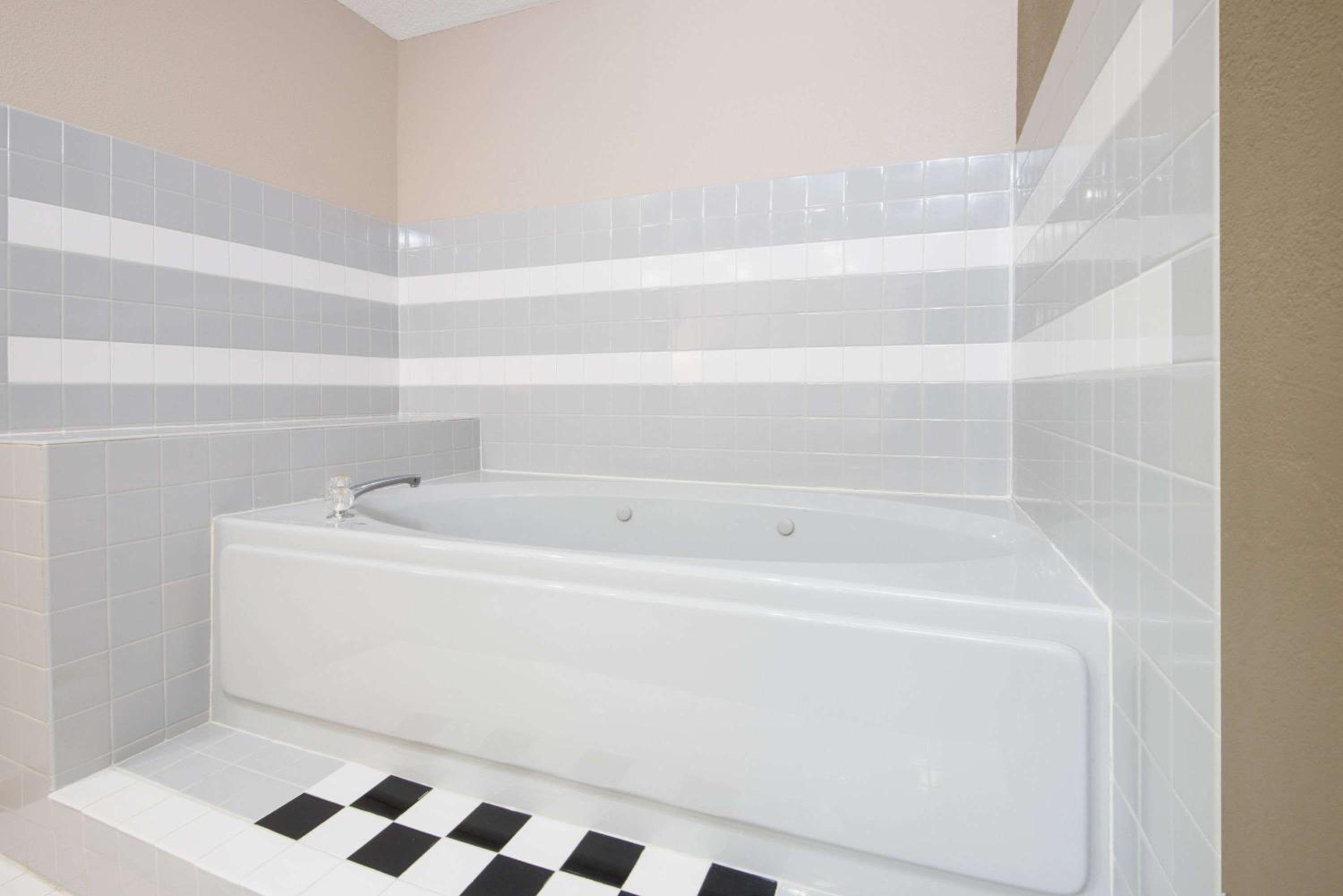 King Studio Suite - Non-Smoking - Photo 12