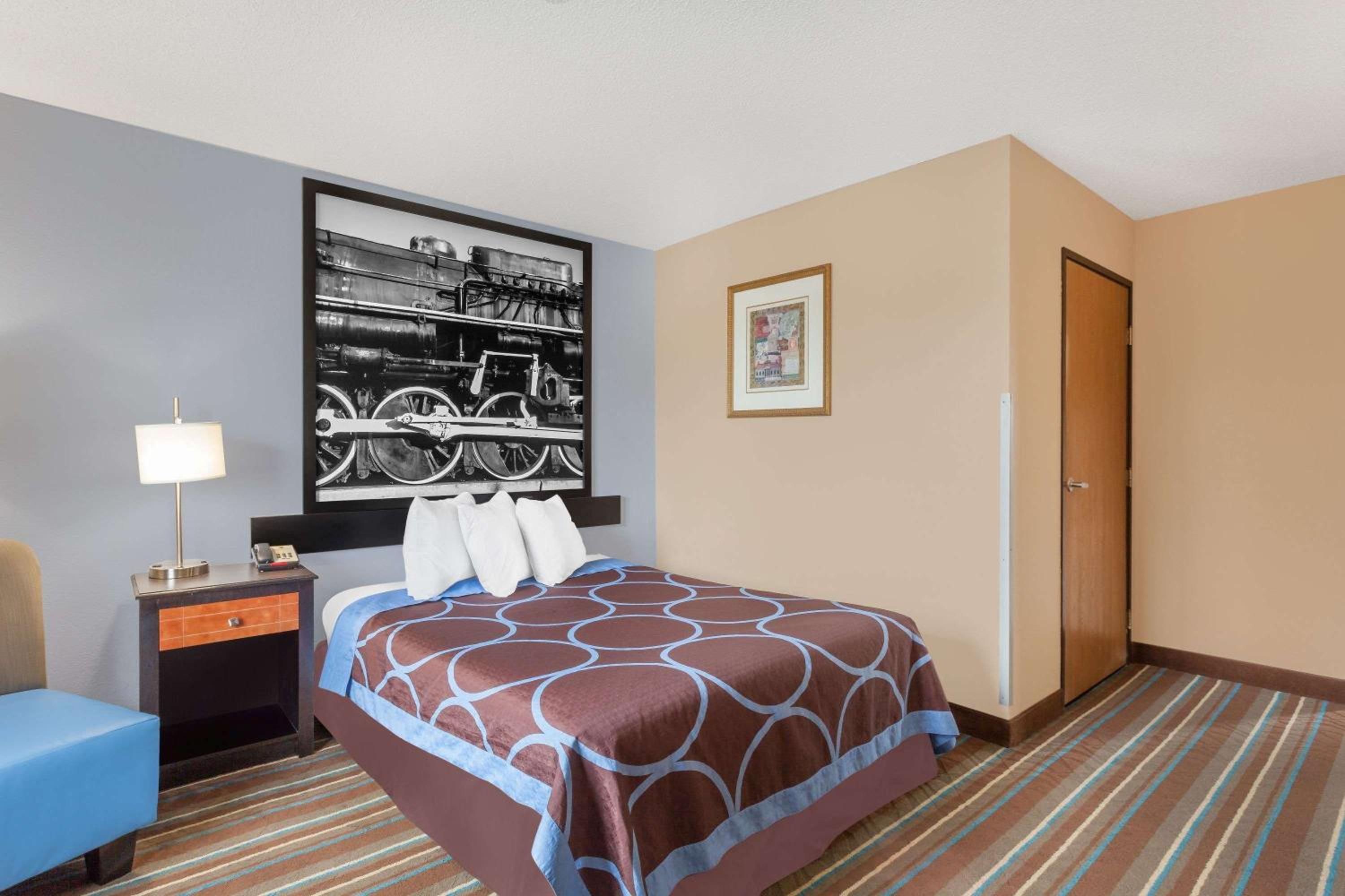 Queen Room - Disability Access - Photo 3