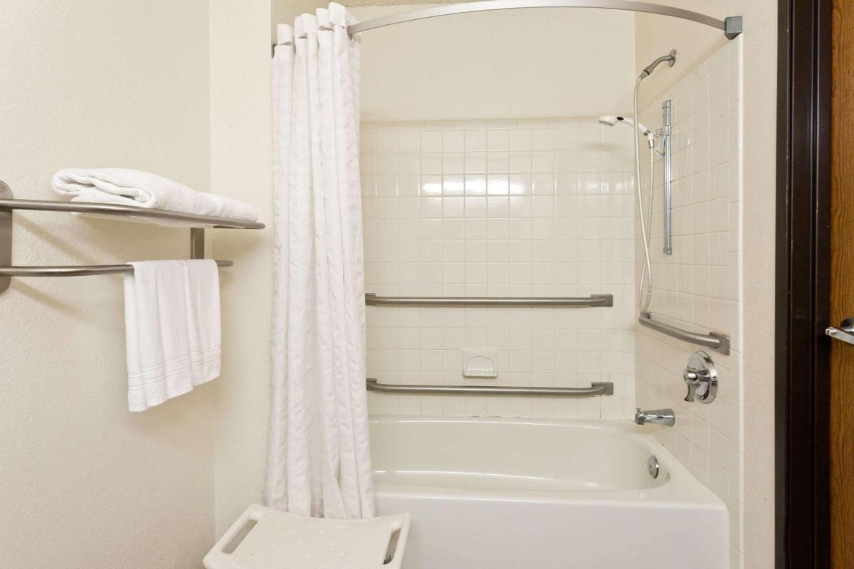 Queen Room - Disability Access/Non-Smoking - Photo 5