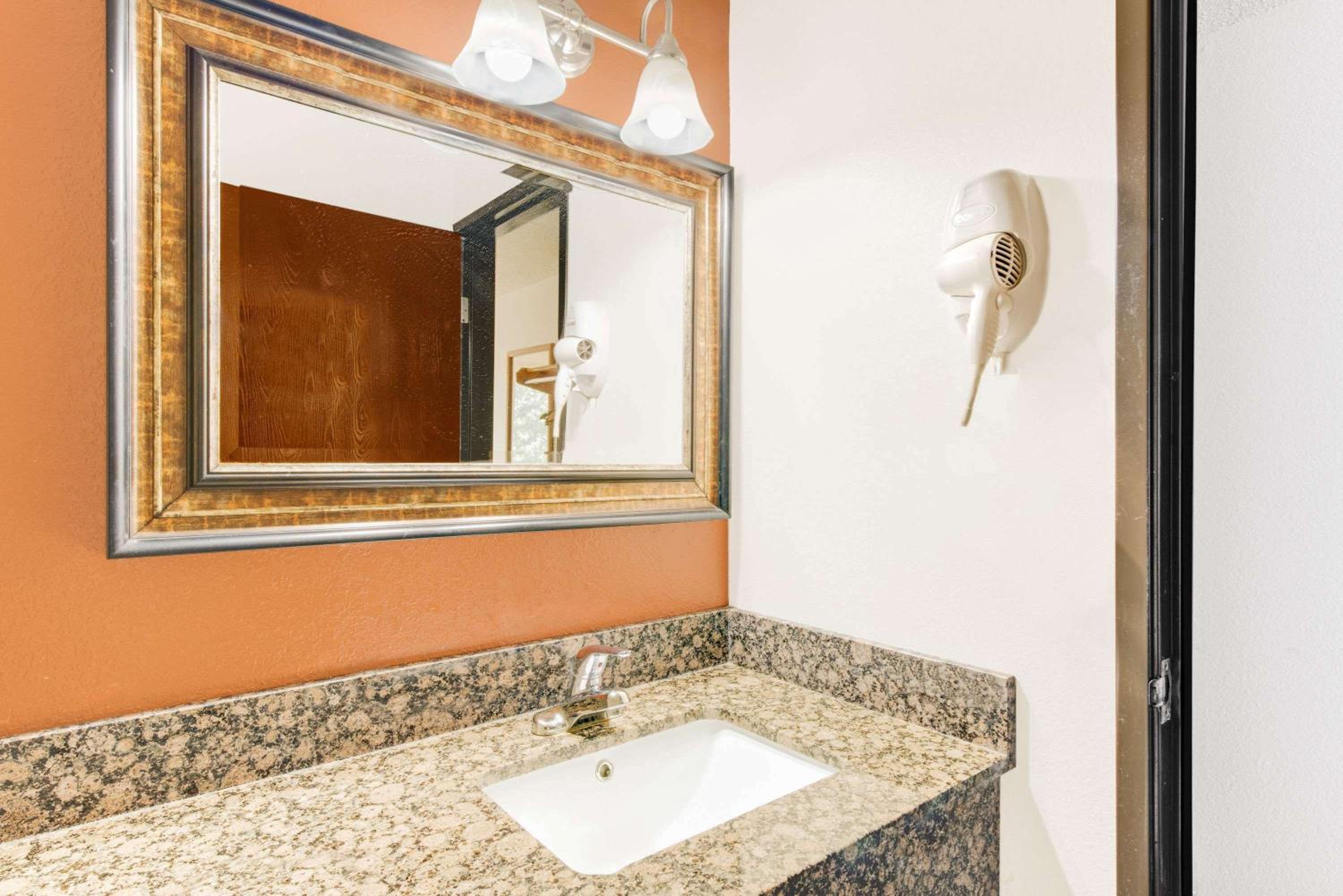 Queen Room - Non-Smoking - Photo 7