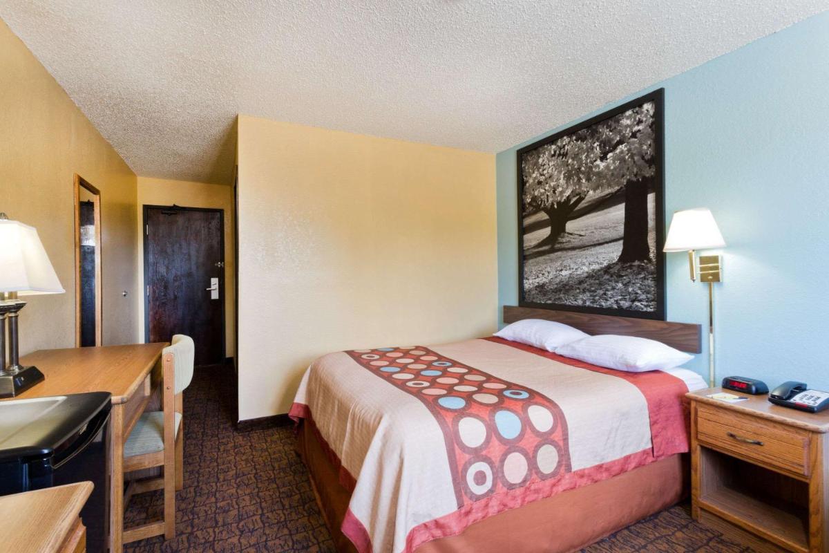 King Room - Non-Smoking - Photo 2