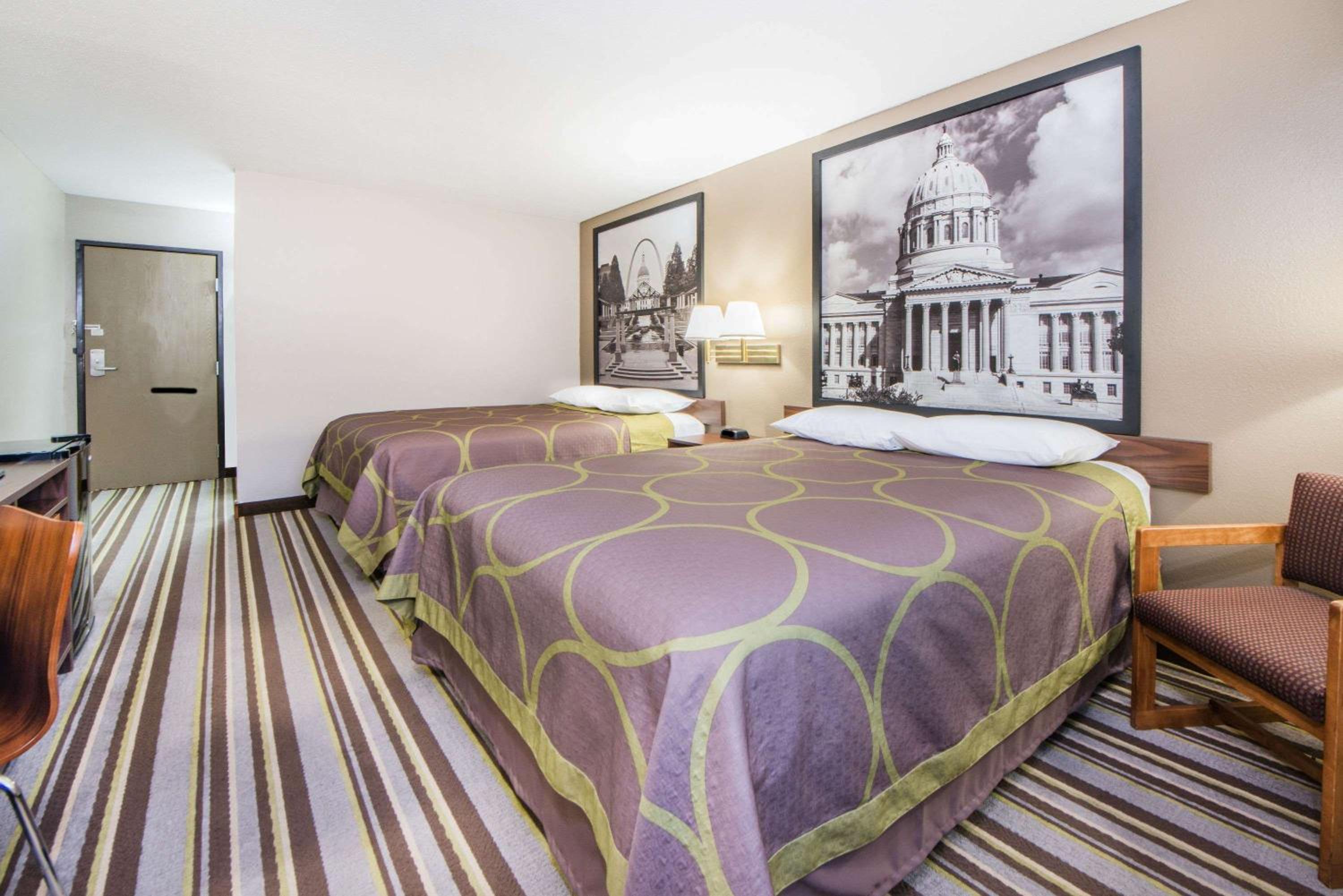 Queen Room with Two Queen Beds - Non-Smoking - Photo 2