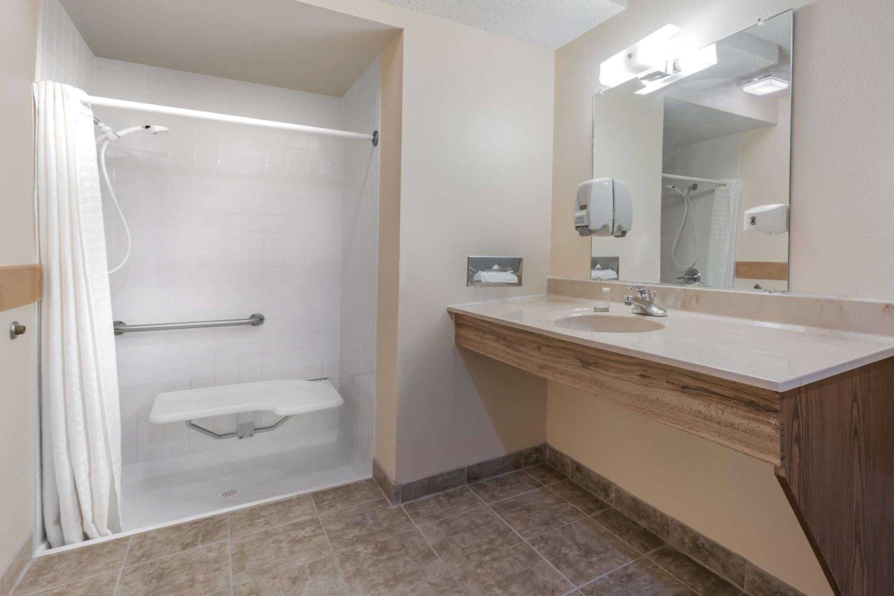 Queen Room with Bathtub and Grab Bars - Mobility/Hearing Access - Non-Smoking - Photo 3