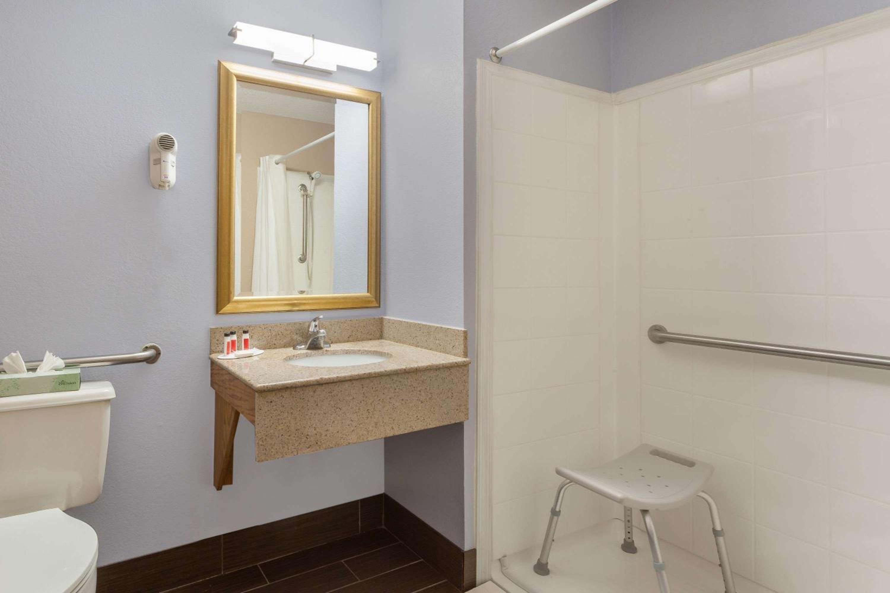 Queen Room - Disability Access - Photo 4