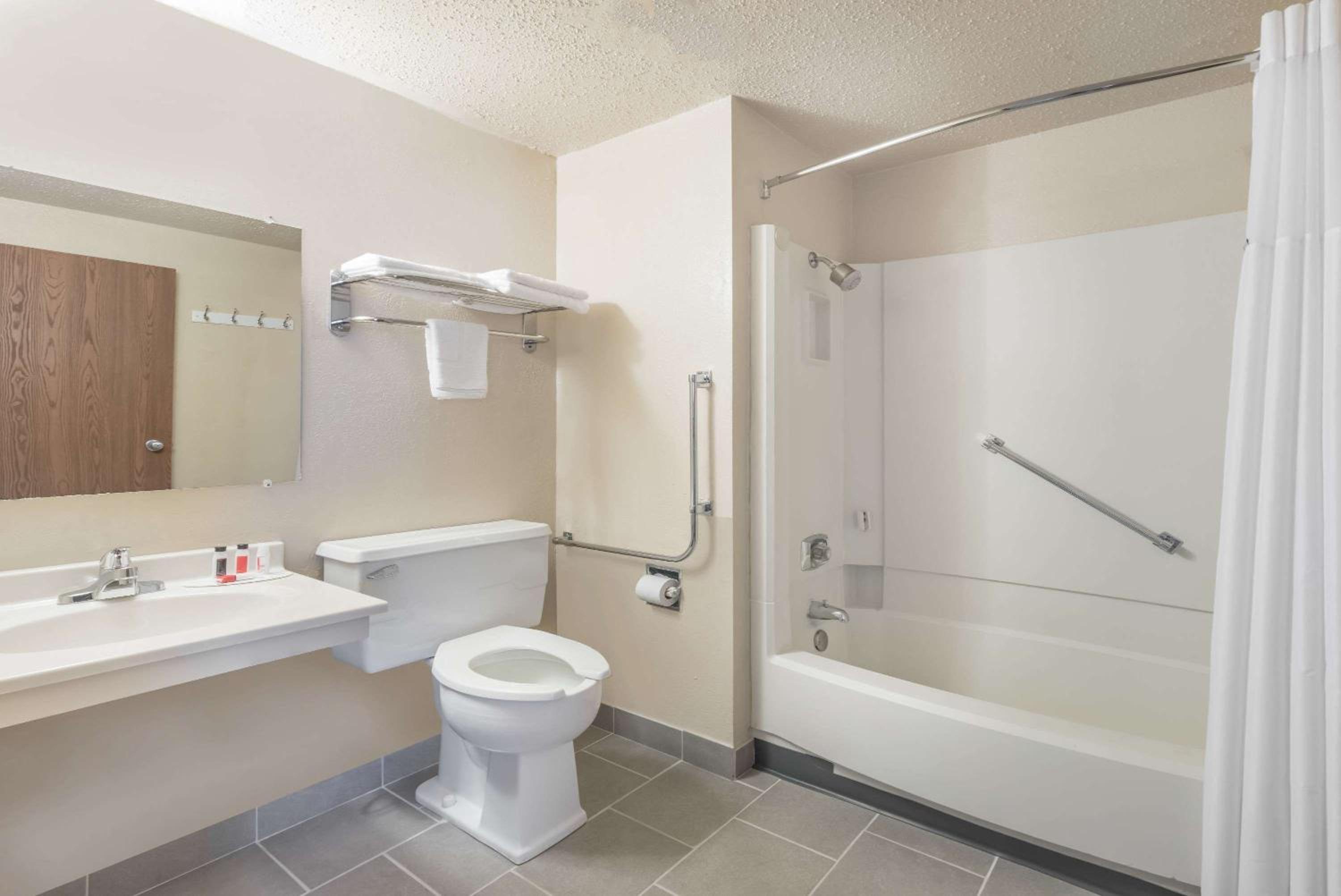 Queen Room with Mobility Access - Non-Smoking - Photo 2