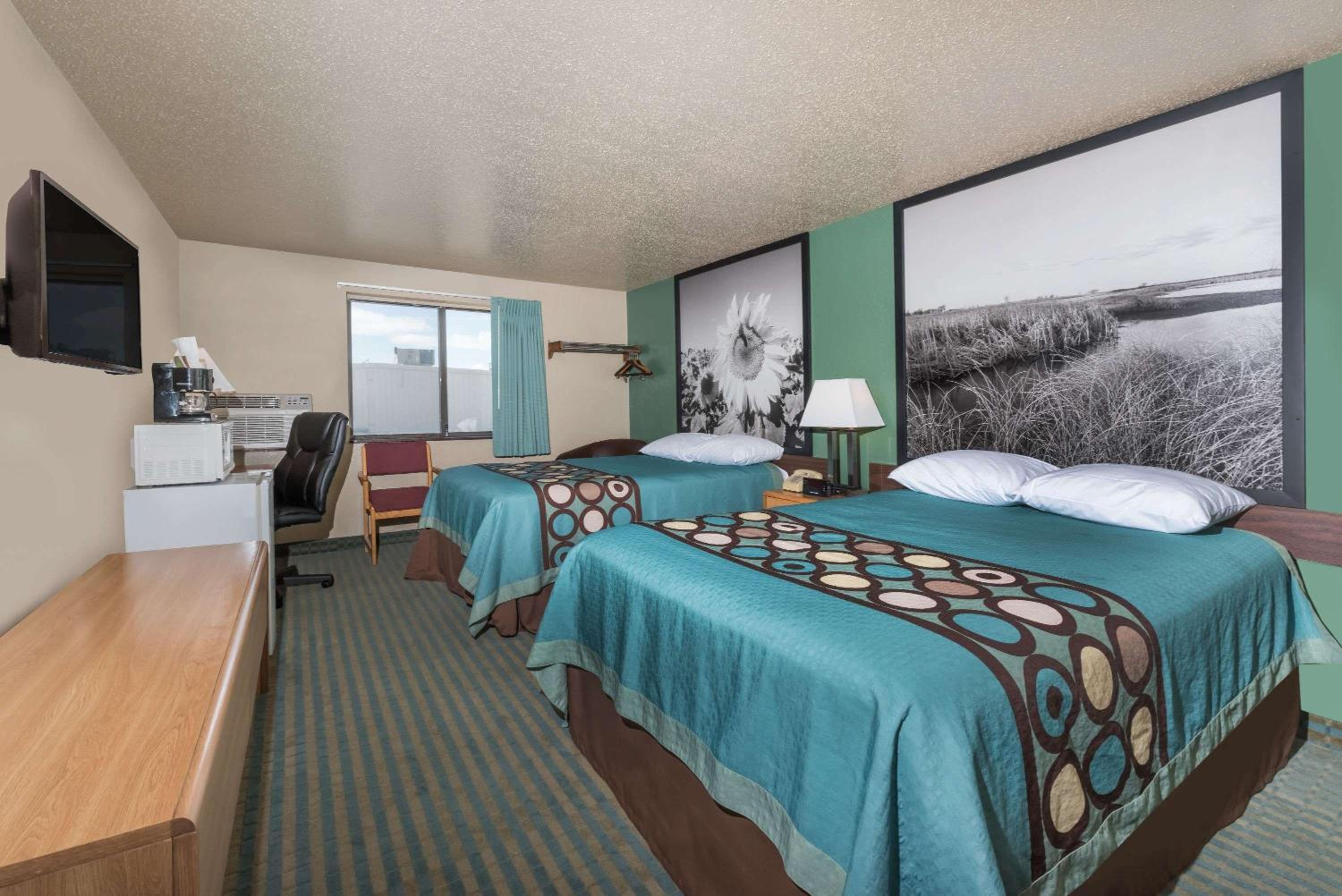 Queen Room with Two Queen Beds - Non-Smoking - Photo 1