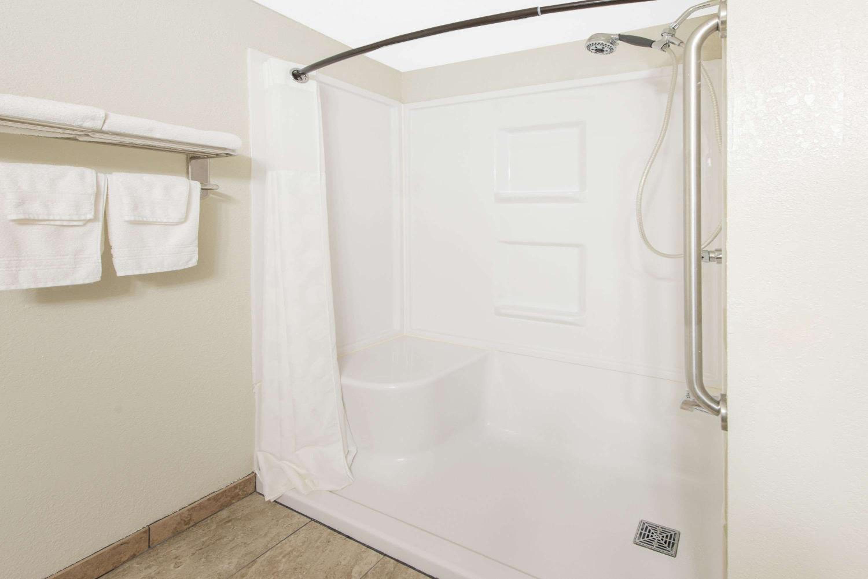 King Studio Suite - Non-Smoking - Photo 3