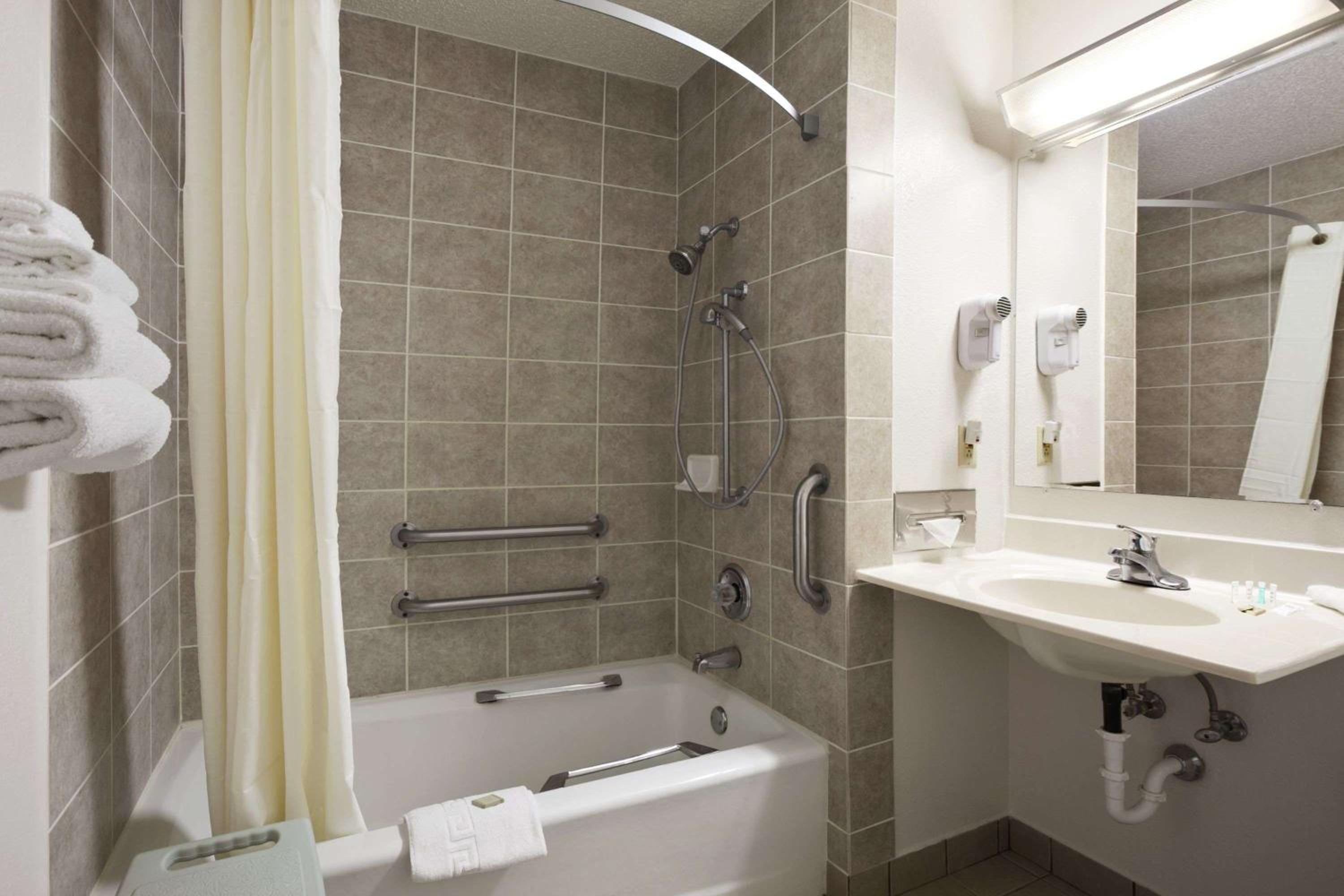 Queen Room - Mobility Access/Non-Smoking - Photo 2