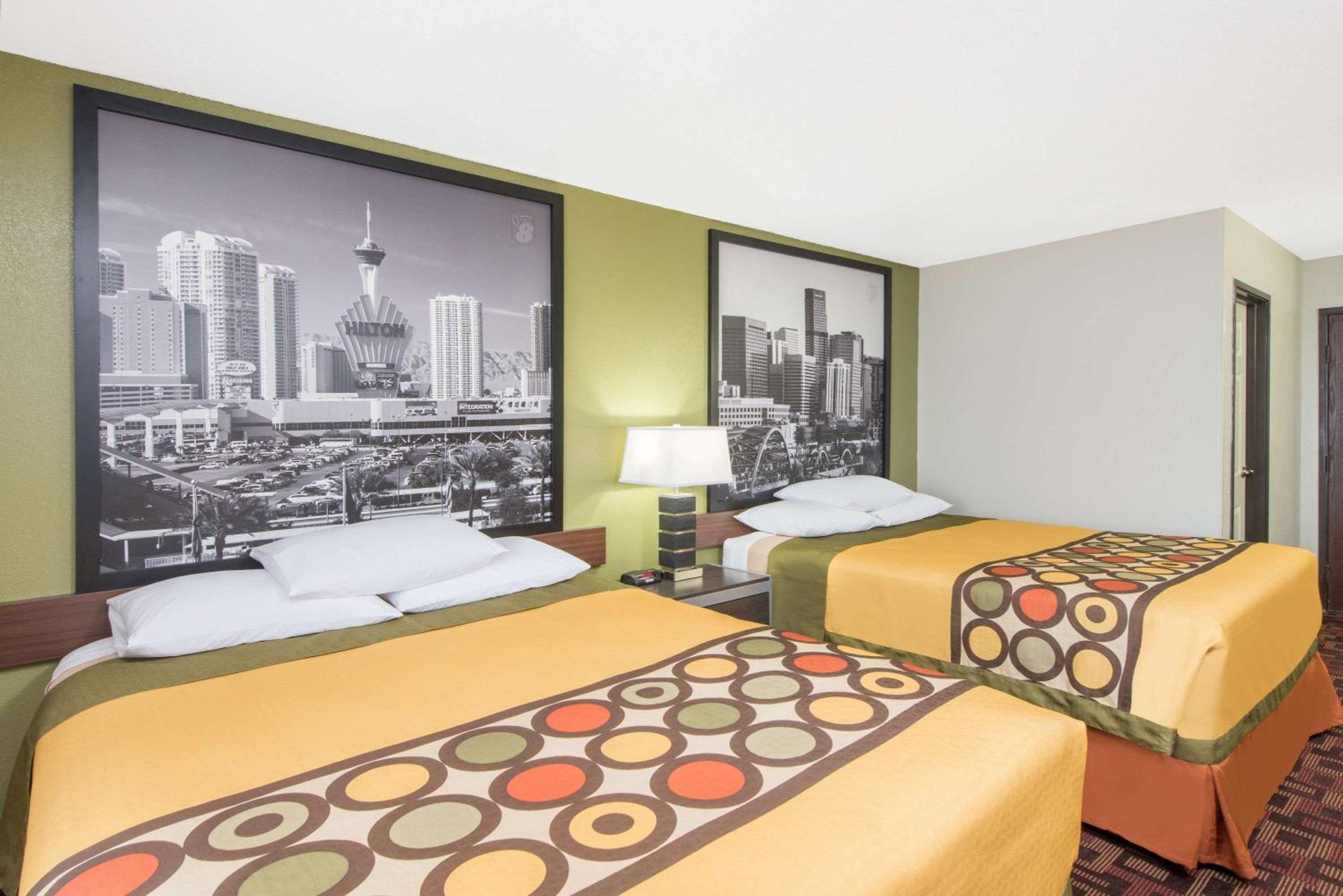 Queen Room with Two Queen Beds - Non-Smoking - Photo 3