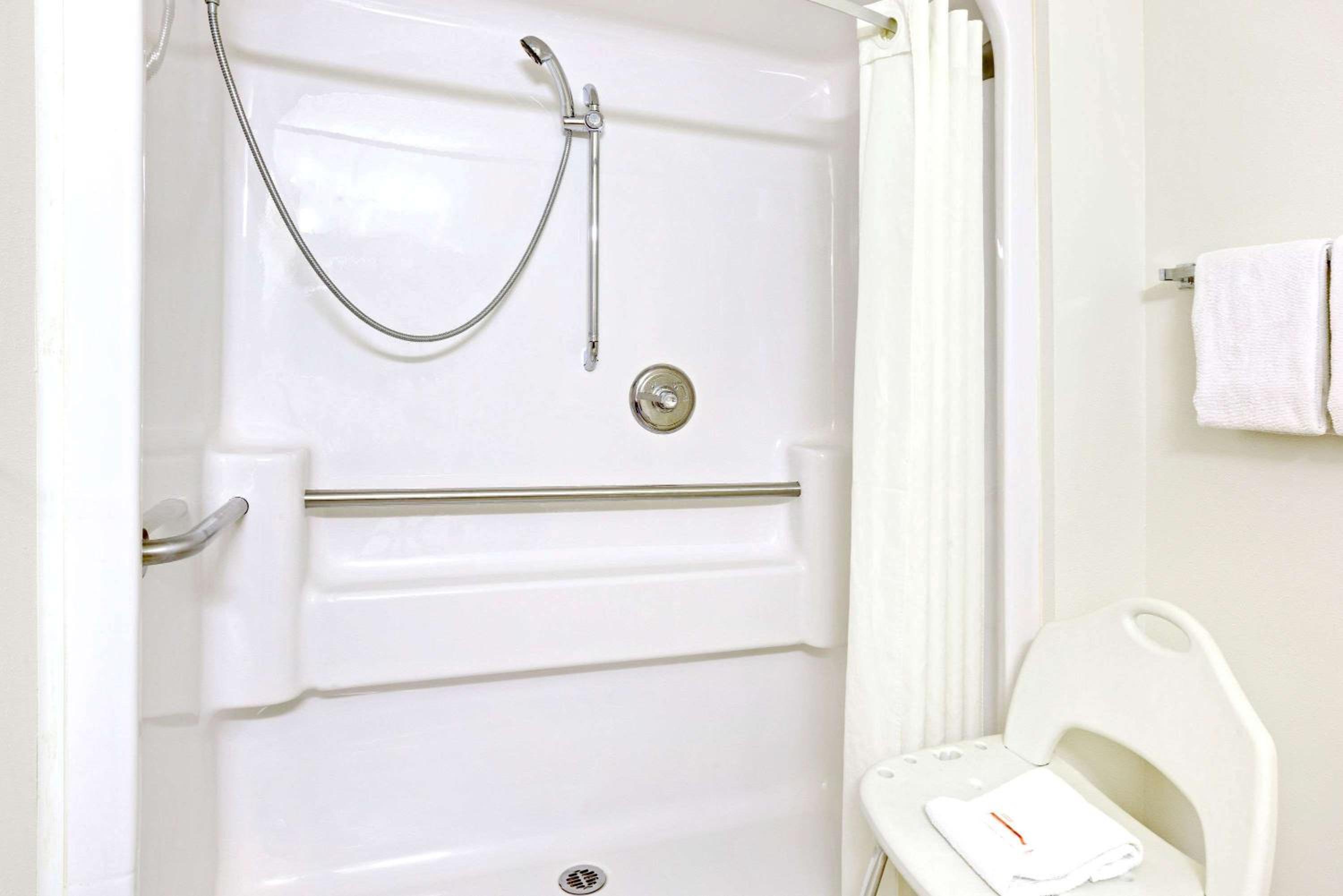 1 Queen Bed, Mobility Accessible Room, Bathtub w/ Grab Bars, Non-Smoking - Photo 5