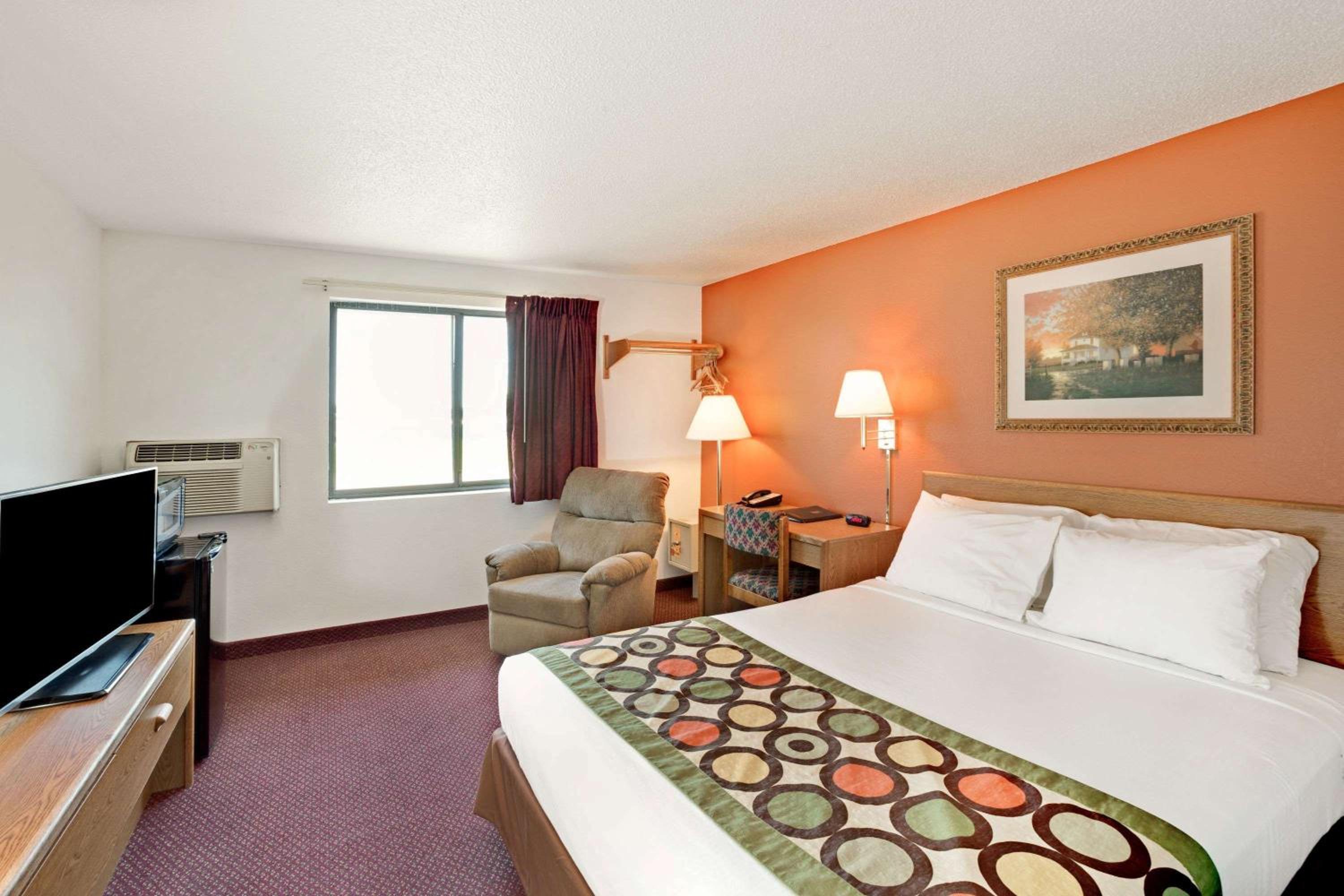 Deluxe Queen Room - Non-Smoking - Photo 1
