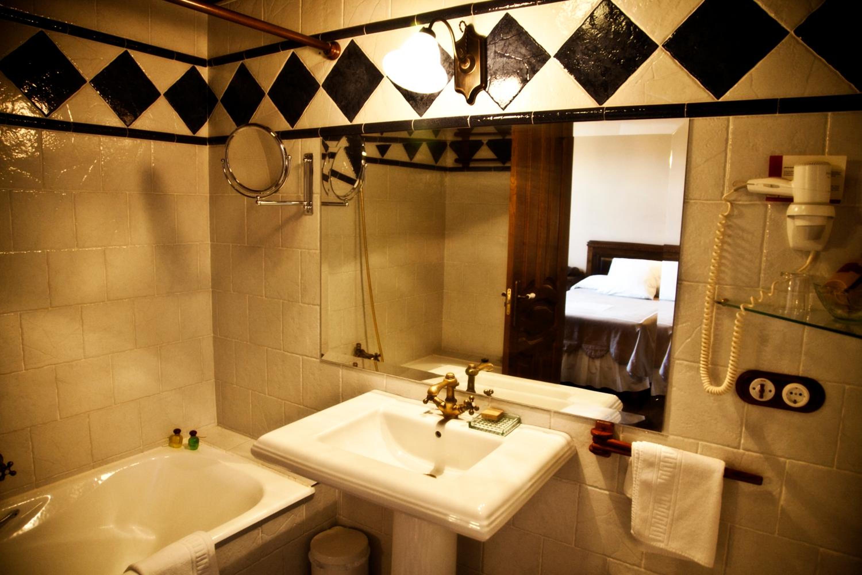 Twin Room - Photo 14