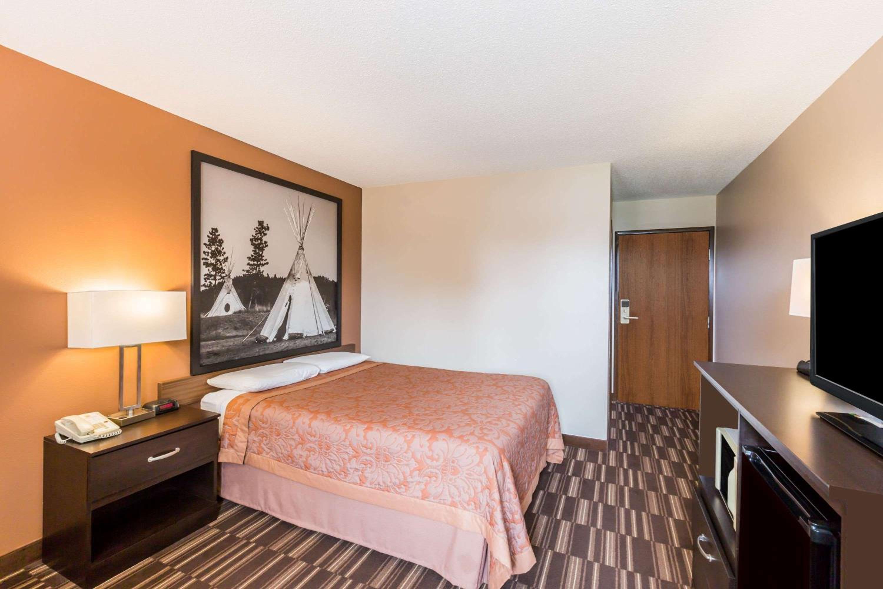 Queen Room with Roll-In Shower - Mobility Accessible/Non-Smoking photo 2