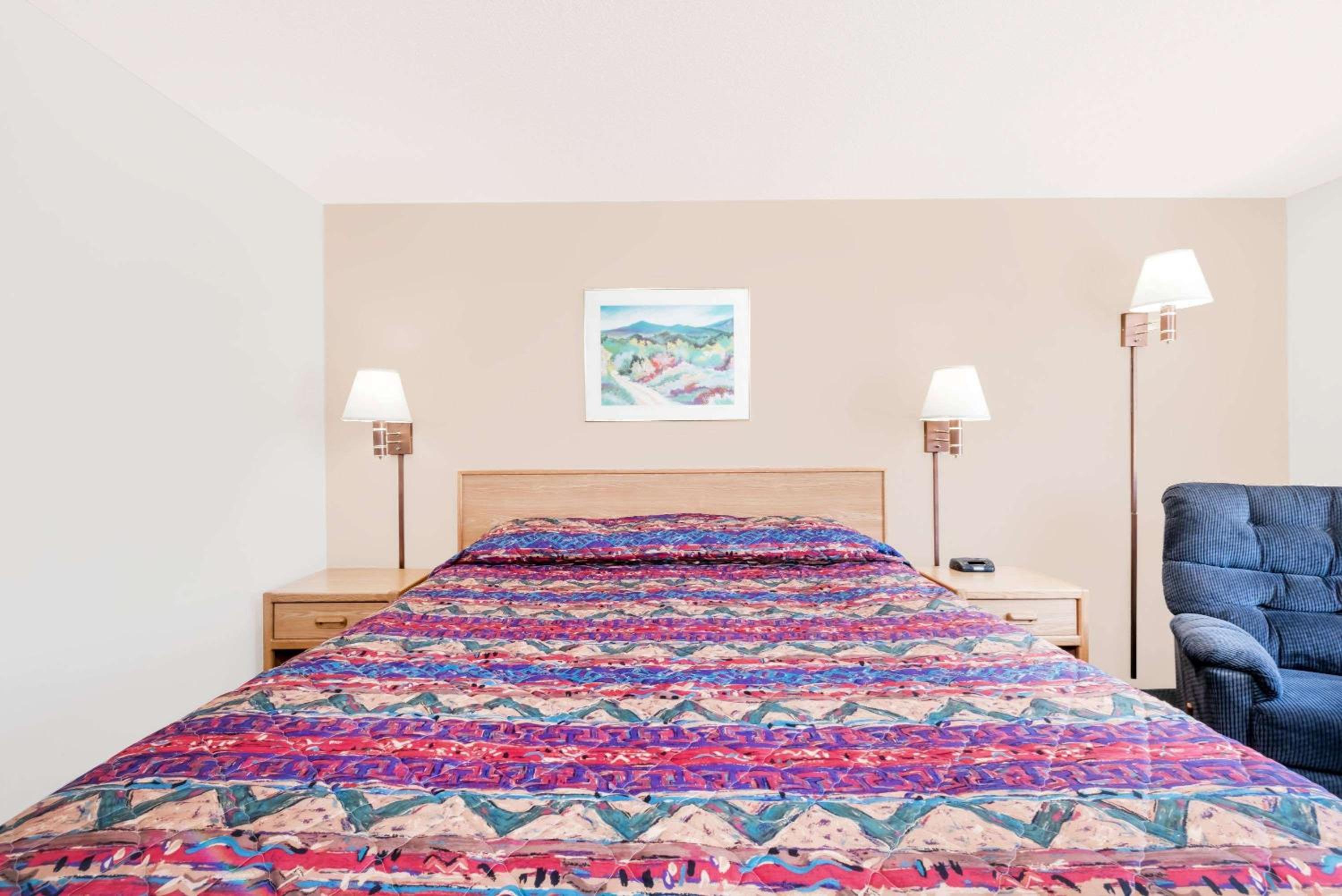 King Room - Non-Smoking - Photo 3