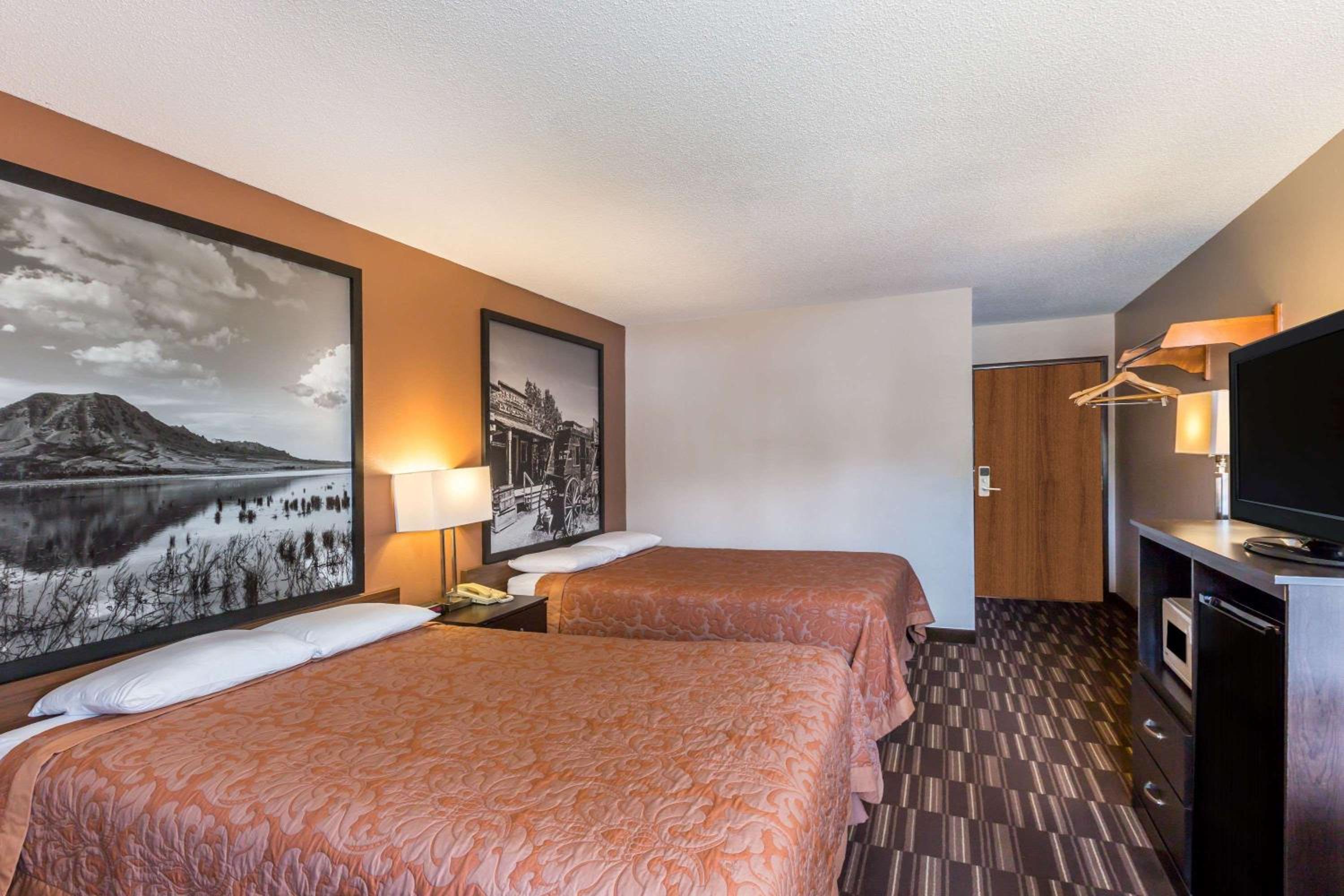 Queen Room with Two Queen Beds - Non-Smoking photo 1