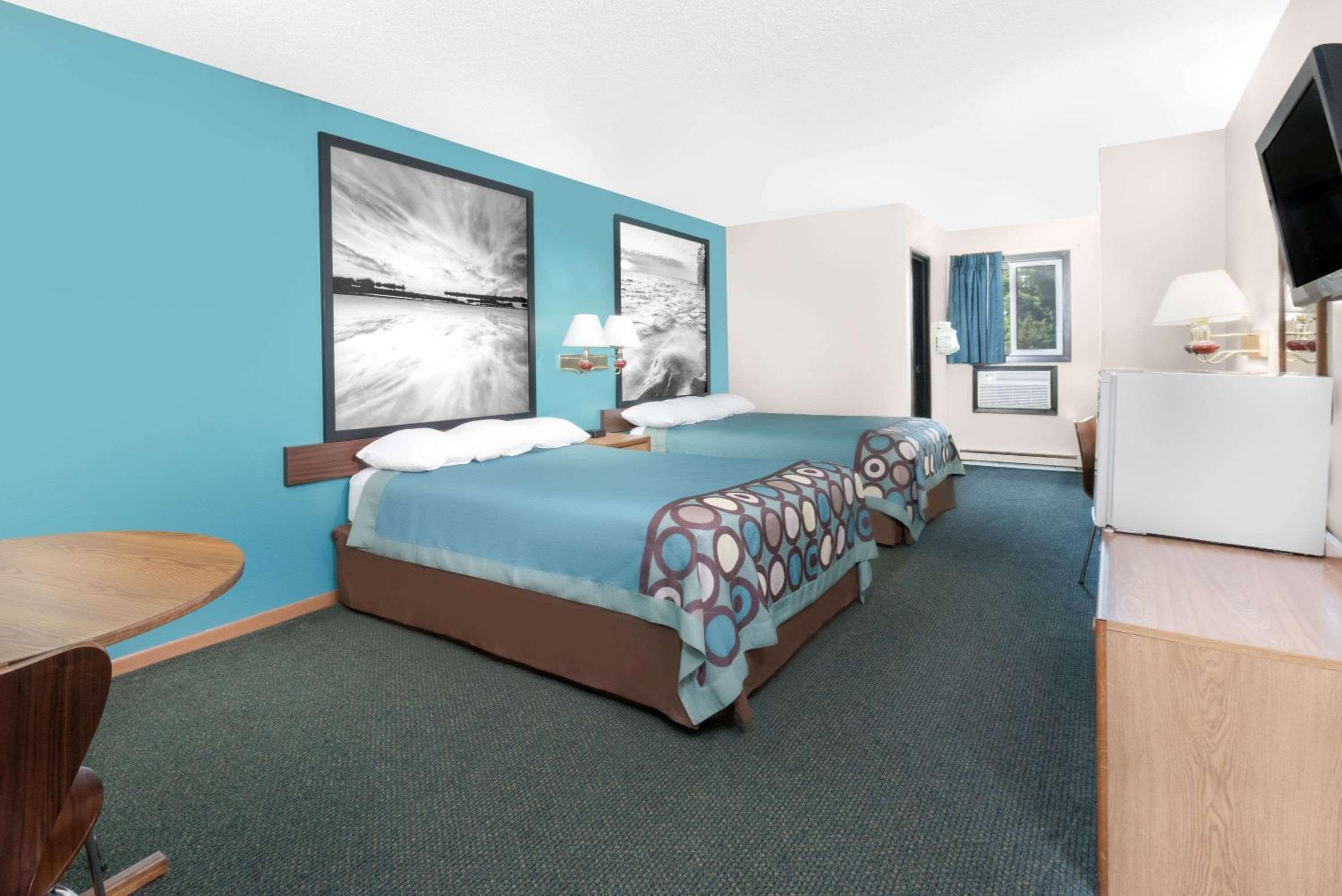Queen Room with Two Queen Beds - Non-Smoking - Photo 2