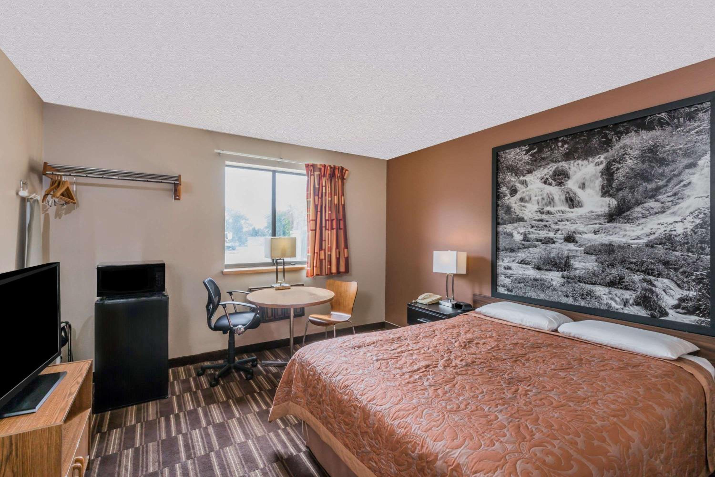 Queen Room with Roll-In Shower - Mobility Accessible/Non-Smoking photo 3
