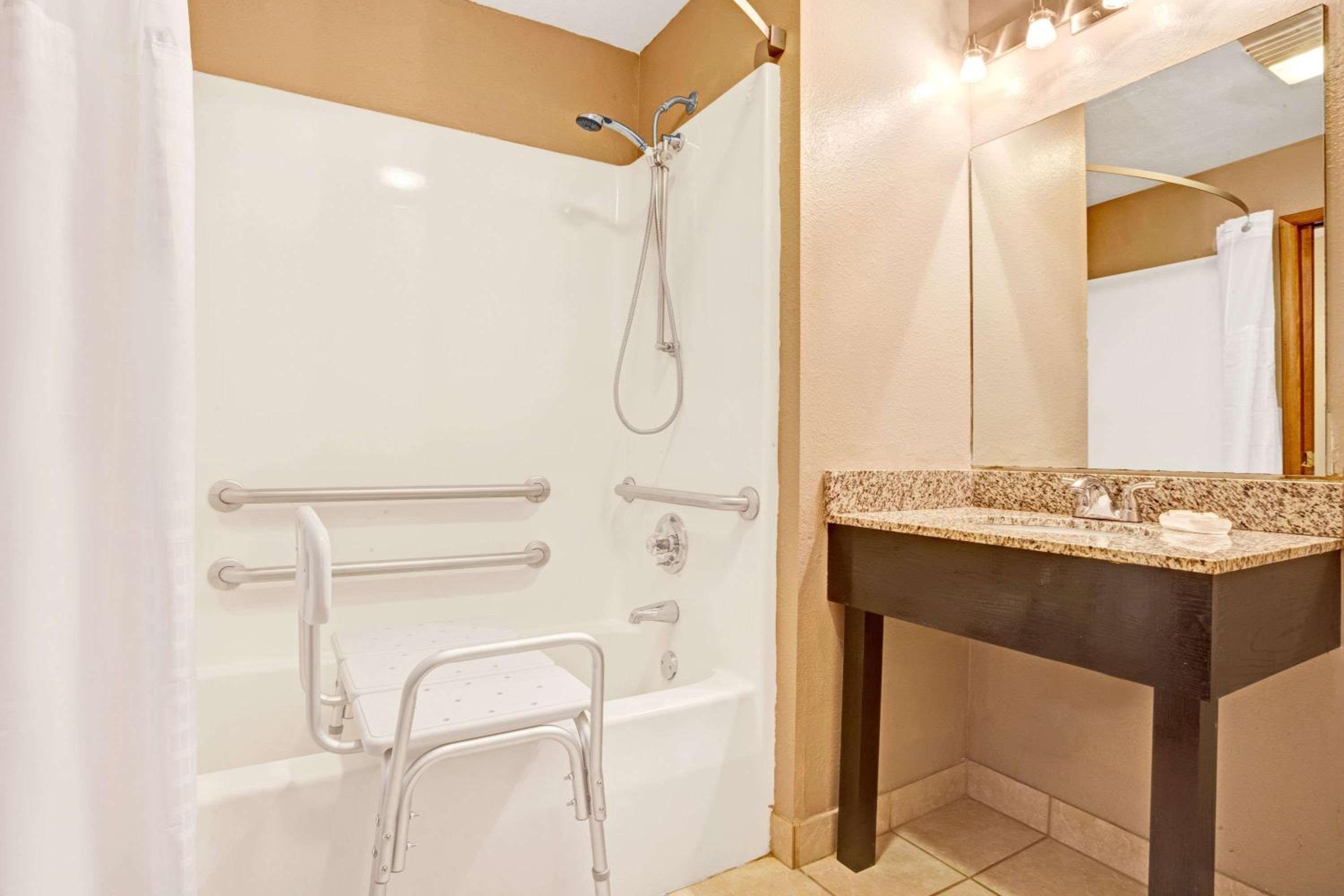 Business Queen Room - Mobility Access/Non-Smoking - Photo 3