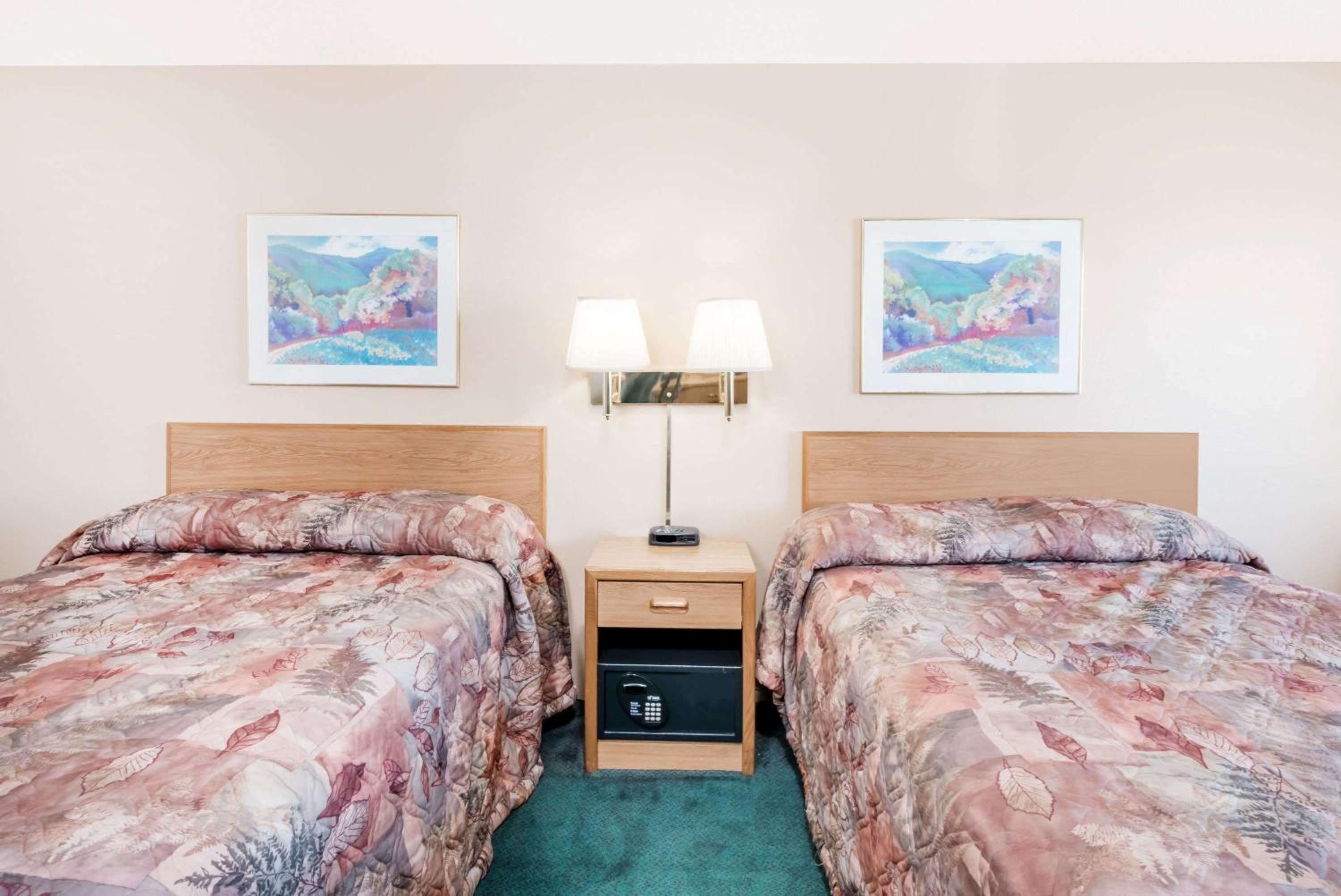 Queen Room with Two Queen Beds - Non-Smoking - Photo 3