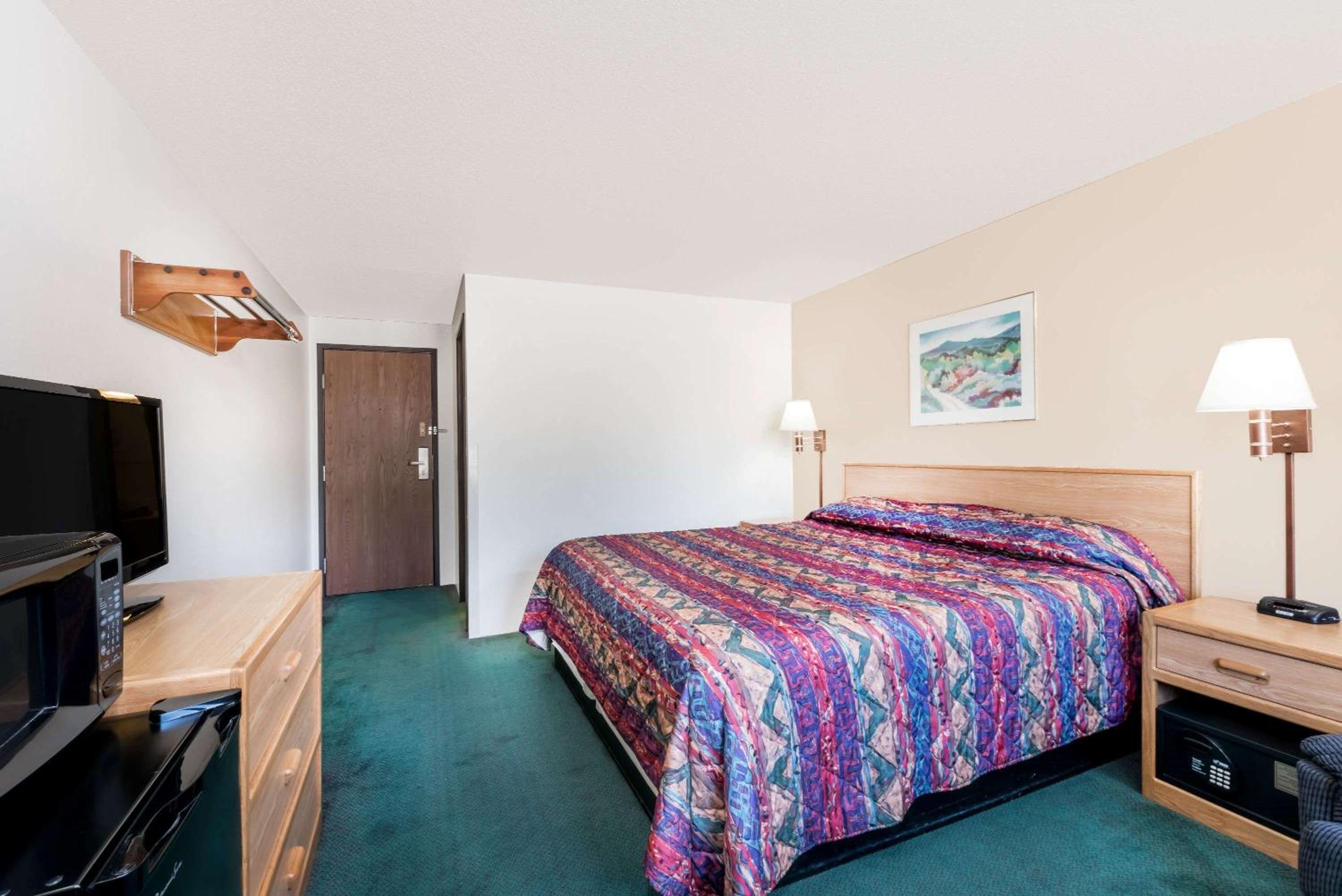 King Room - Non-Smoking - Photo 2