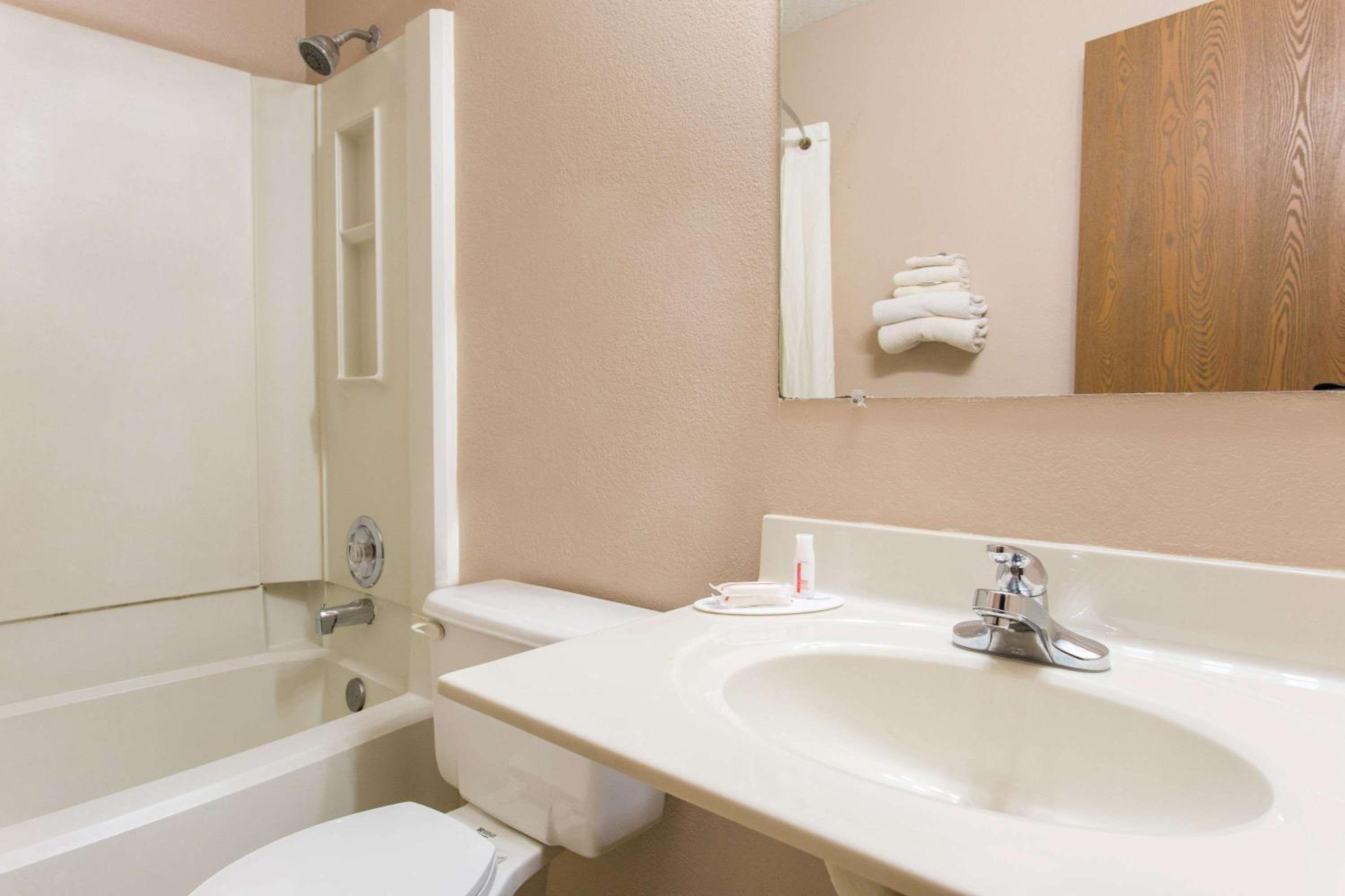 King Room - Non-Smoking, photo 7