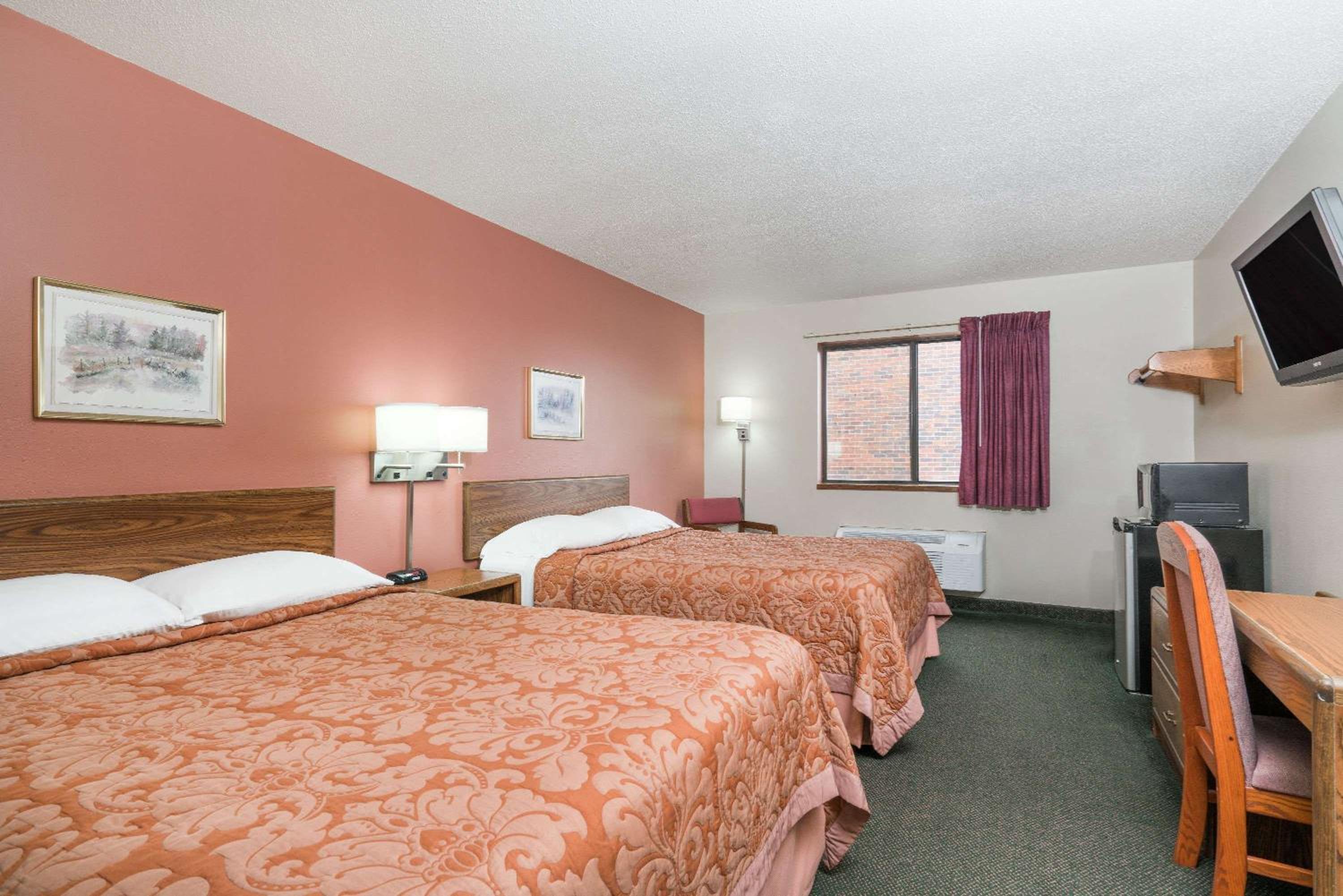 Queen Room with Two Queen Beds - Non-Smoking photo 3