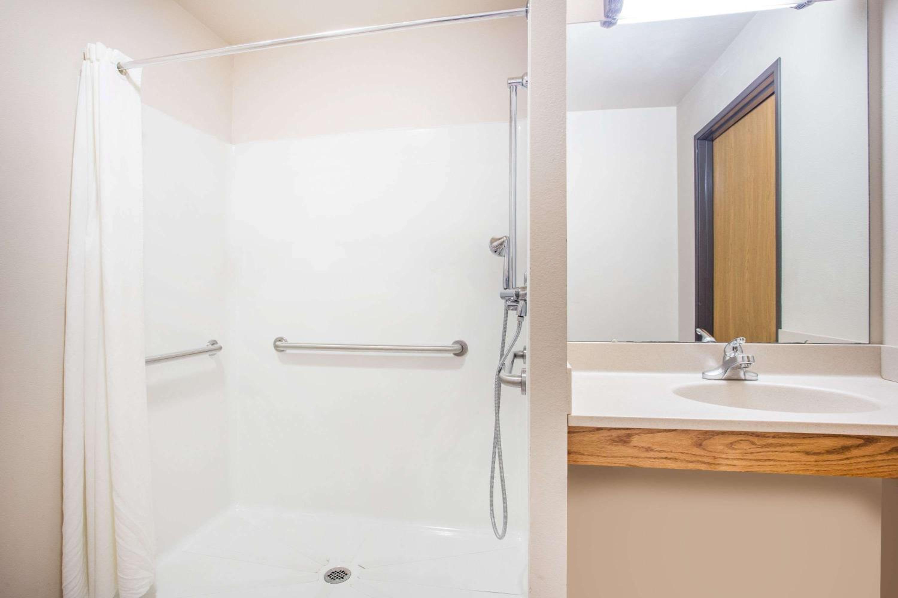 Queen Room with Two Queen Beds - Disability Access/Non-Smoking photo 2