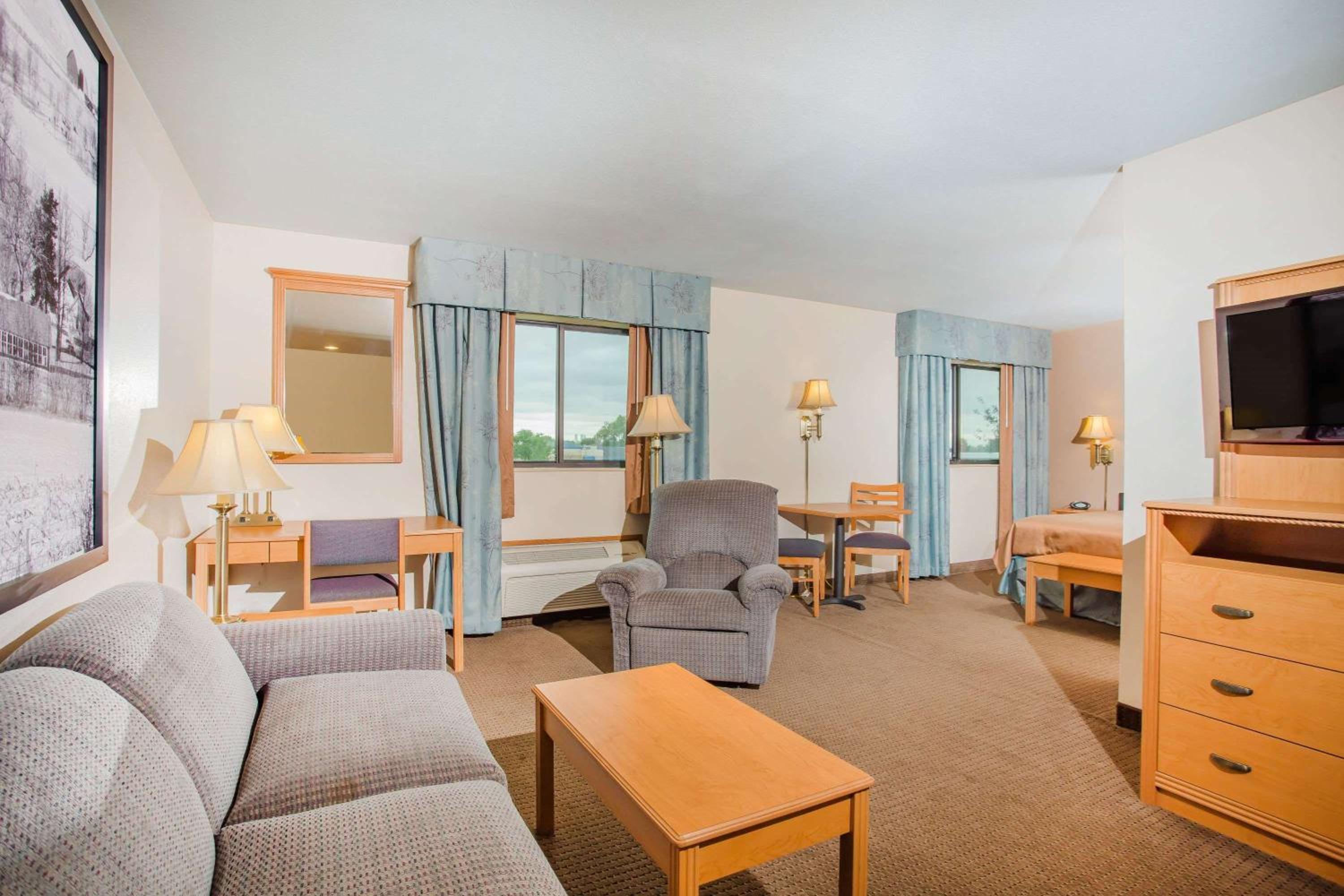 Queen Suite - Non-Smoking photo 2