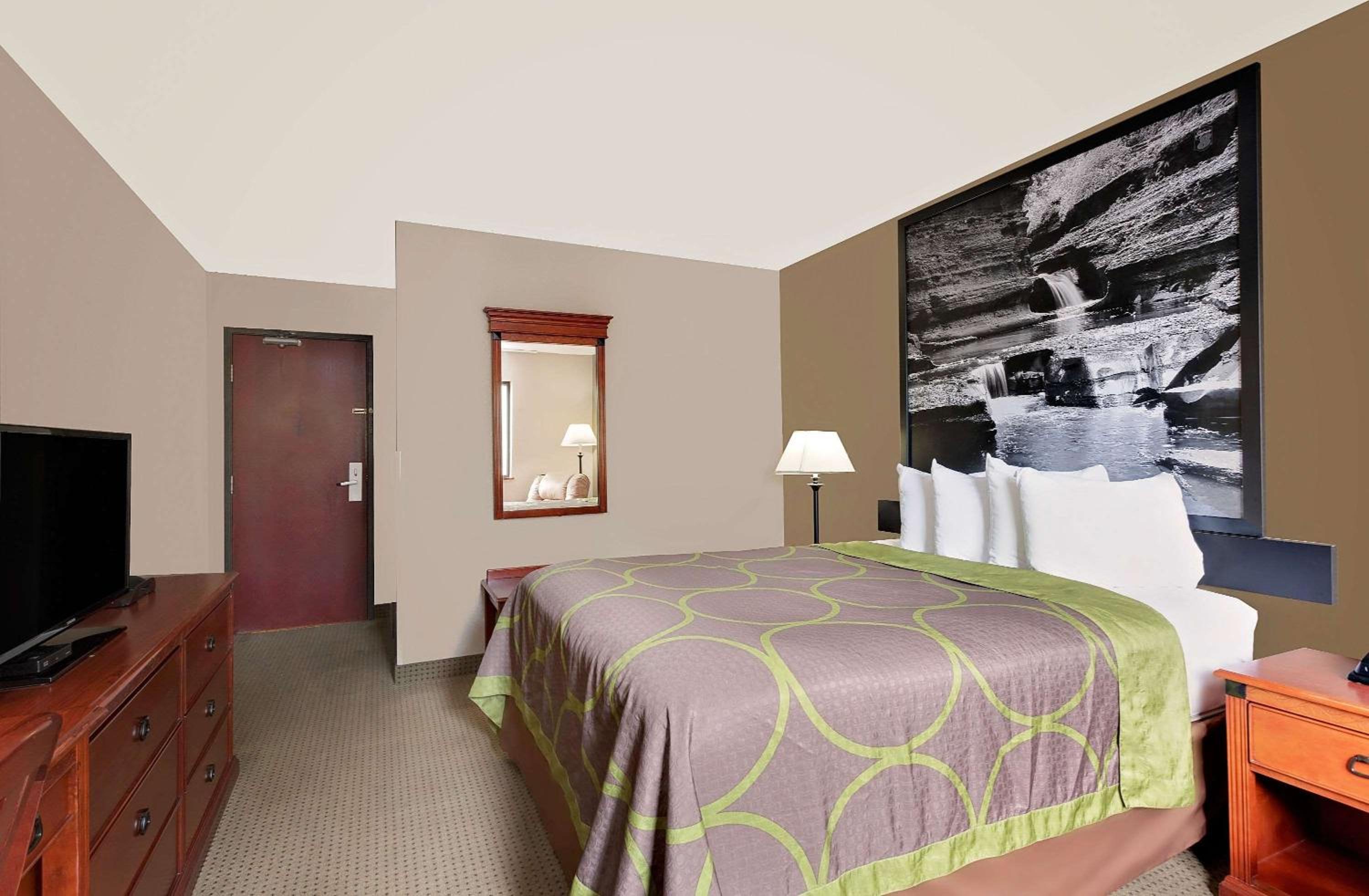 Queen Room - Non-Smoking - Photo 4