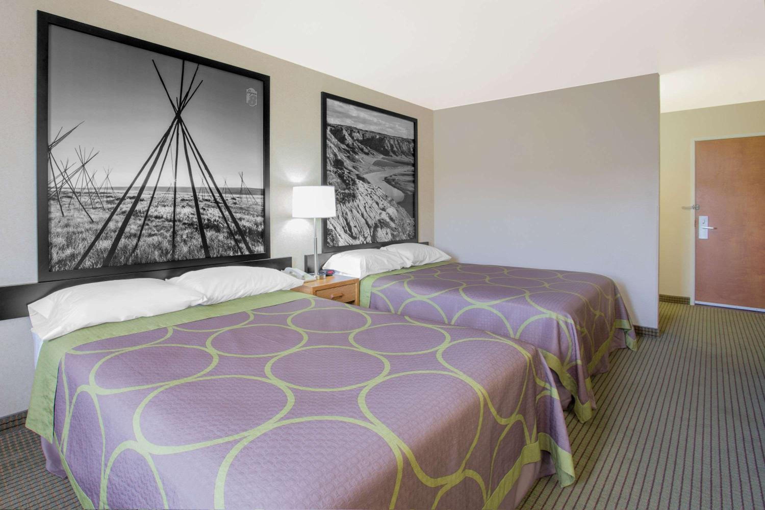 Queen Room with Two Queen Beds - Non-Smoking - Photo 4